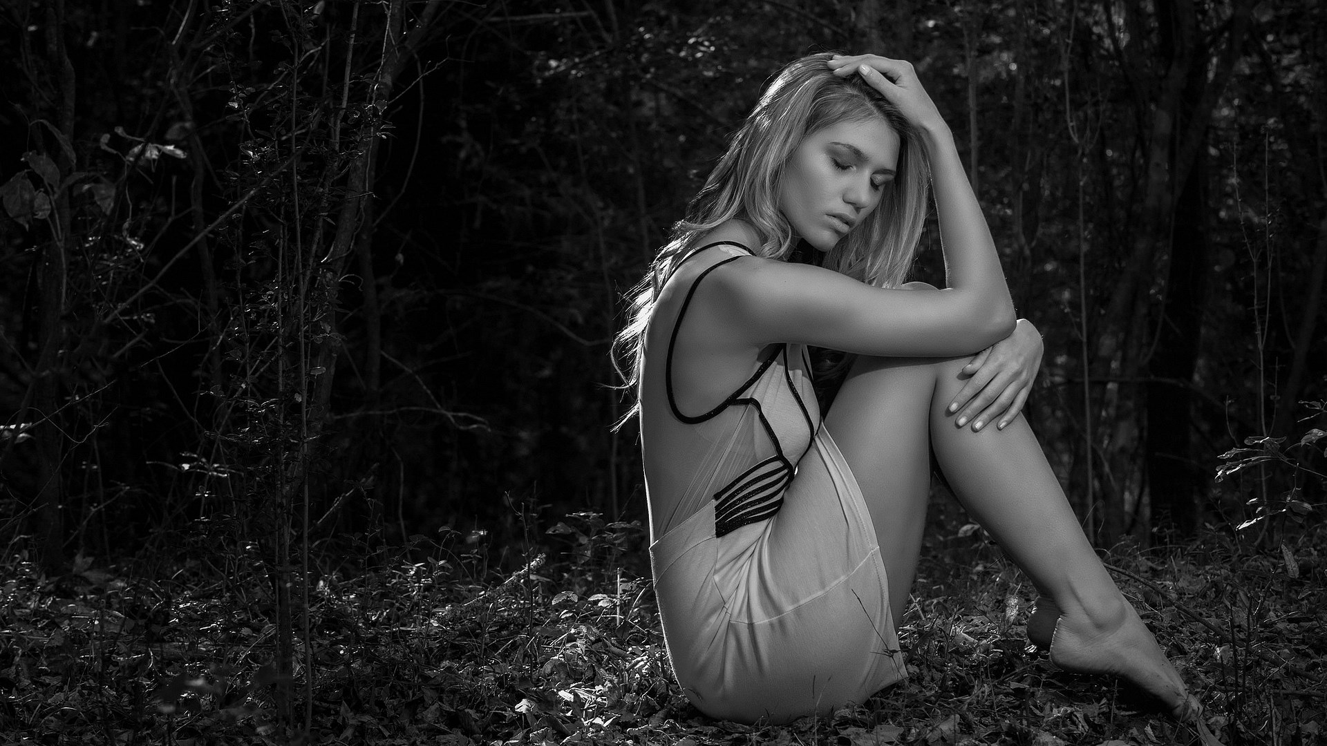 Woman sitting in a dark forest HD Wallpaper