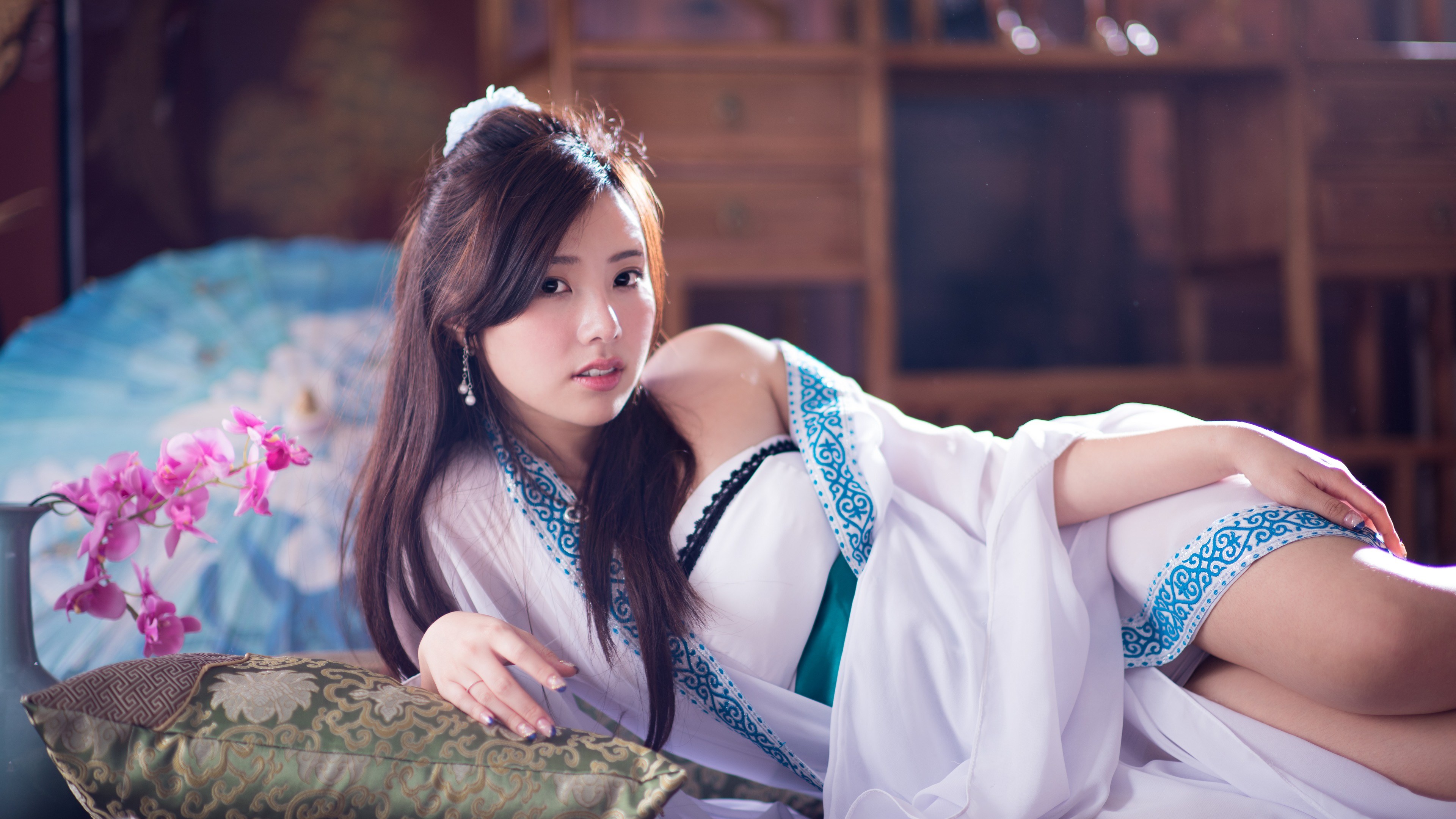 Woman in traditional Chinese dress lying on a couch HD Wallpaper
