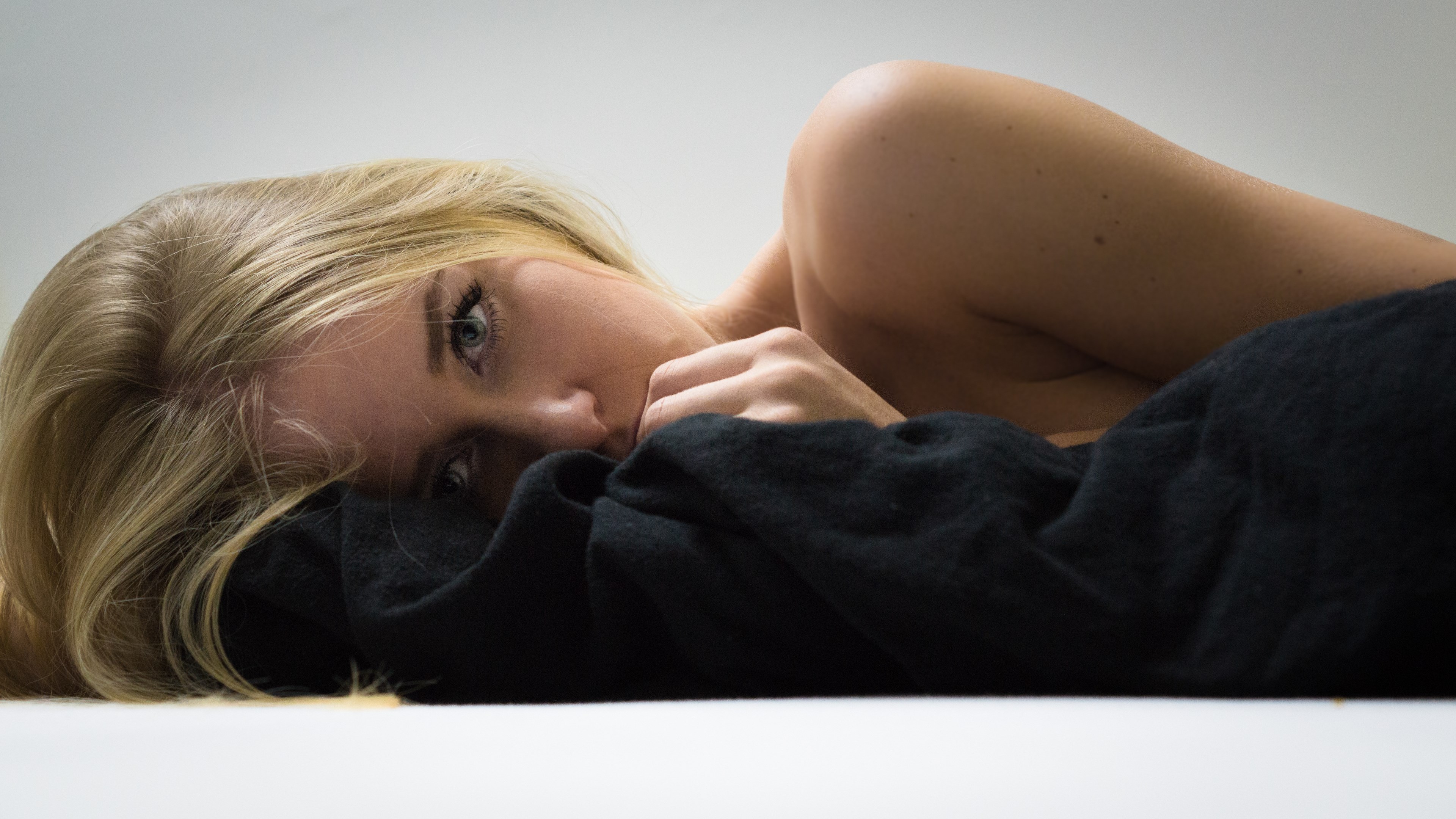 Woman lying down with black fabric HD Wallpaper