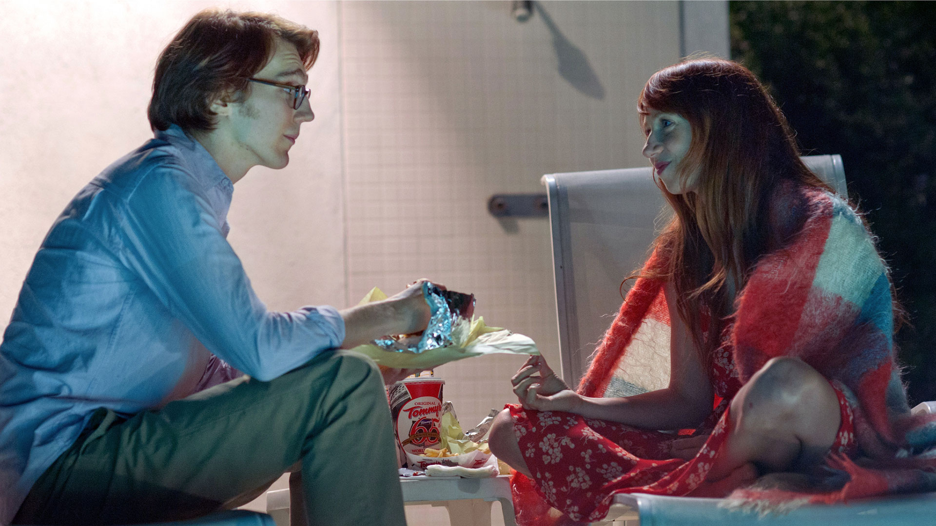 Paul Dano and woman eating fast food HD Wallpaper