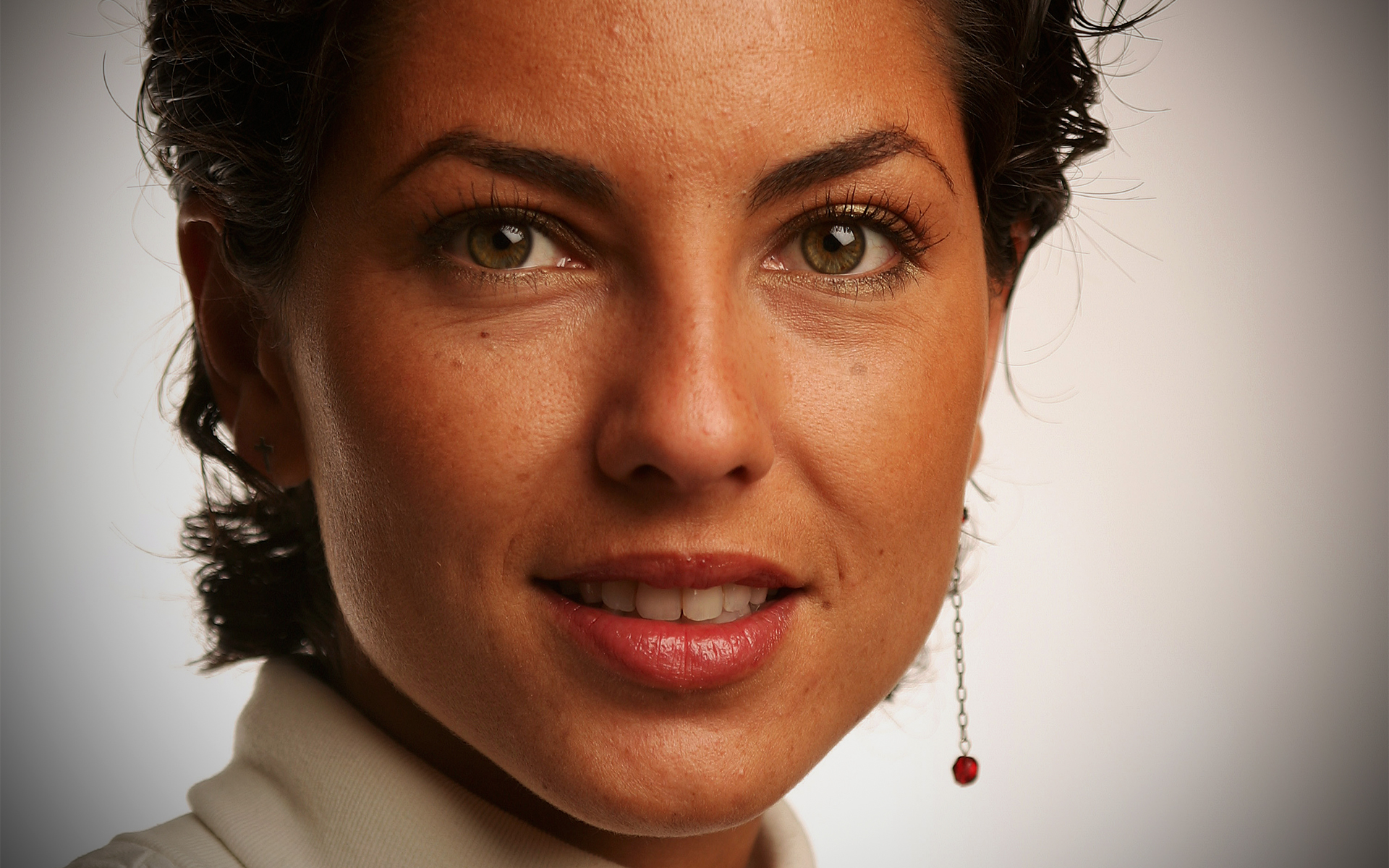 Bárbara Mori close-up portrait HD Wallpaper