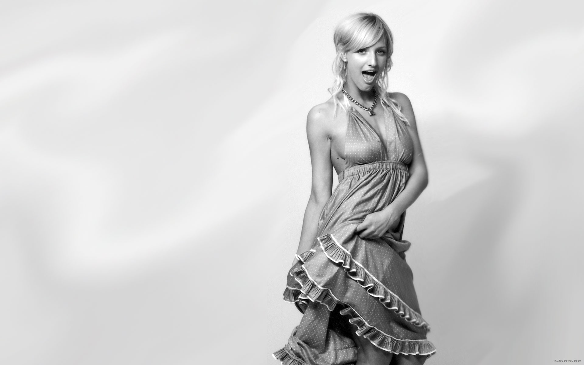 Ashlee Simpson in a polka dot dress HD Wallpaper