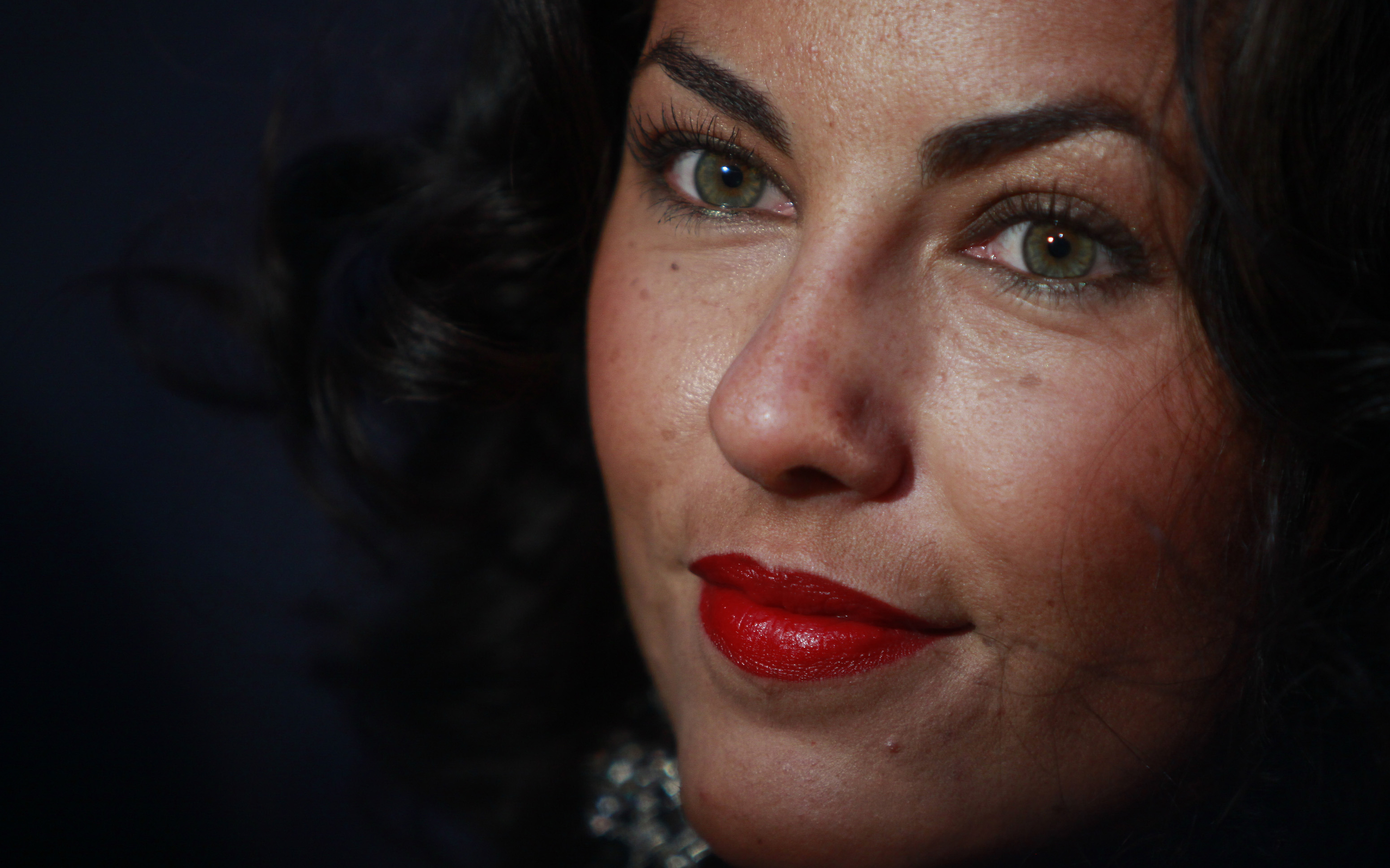 Bárbara Mori close-up portrait HD Wallpaper