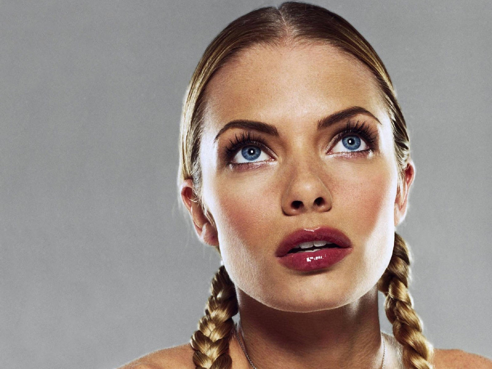 Jaime Pressly looking up HD Wallpaper