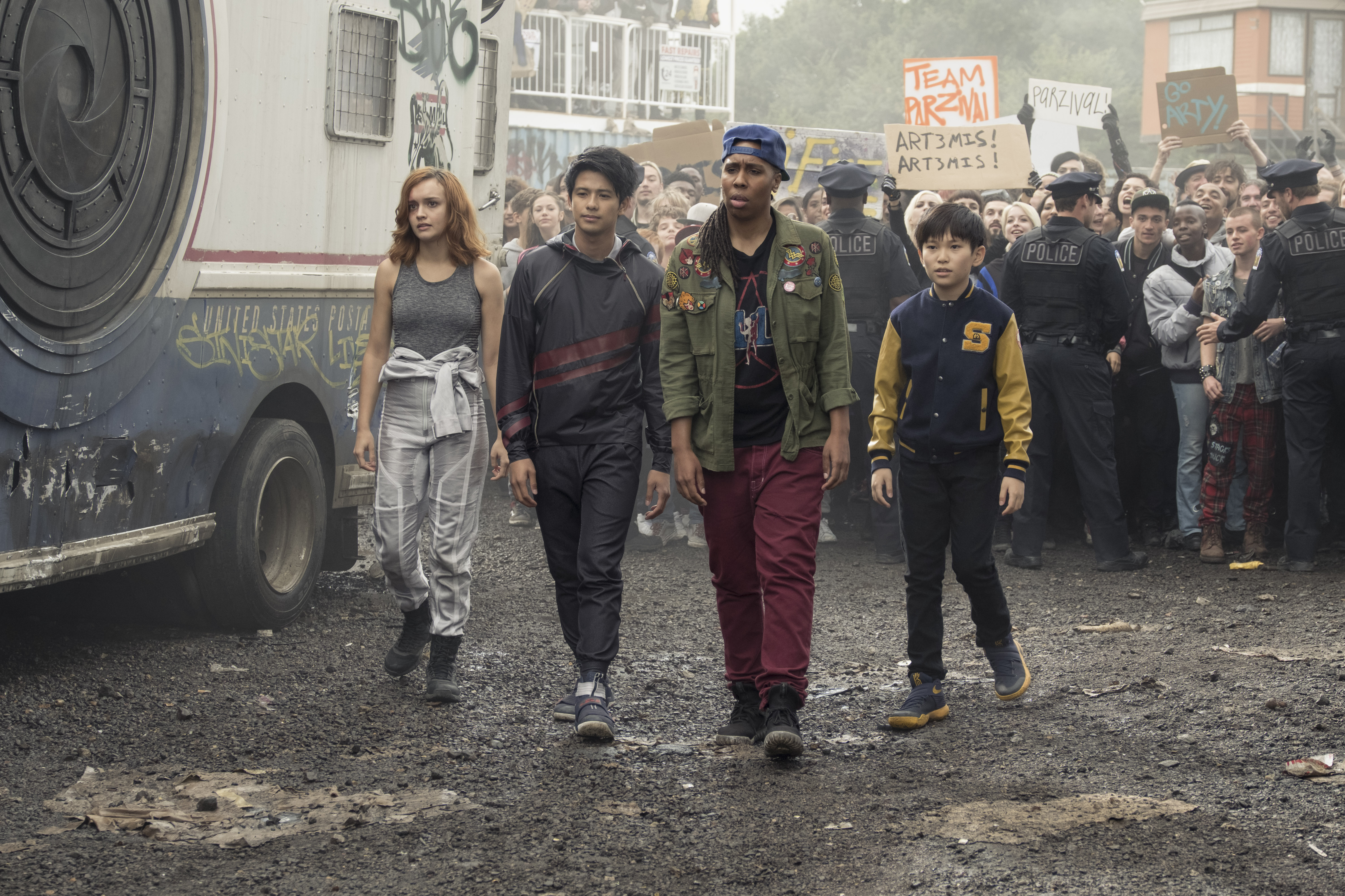 Olivia Cooke and group walking with police and crowd HD Wallpaper