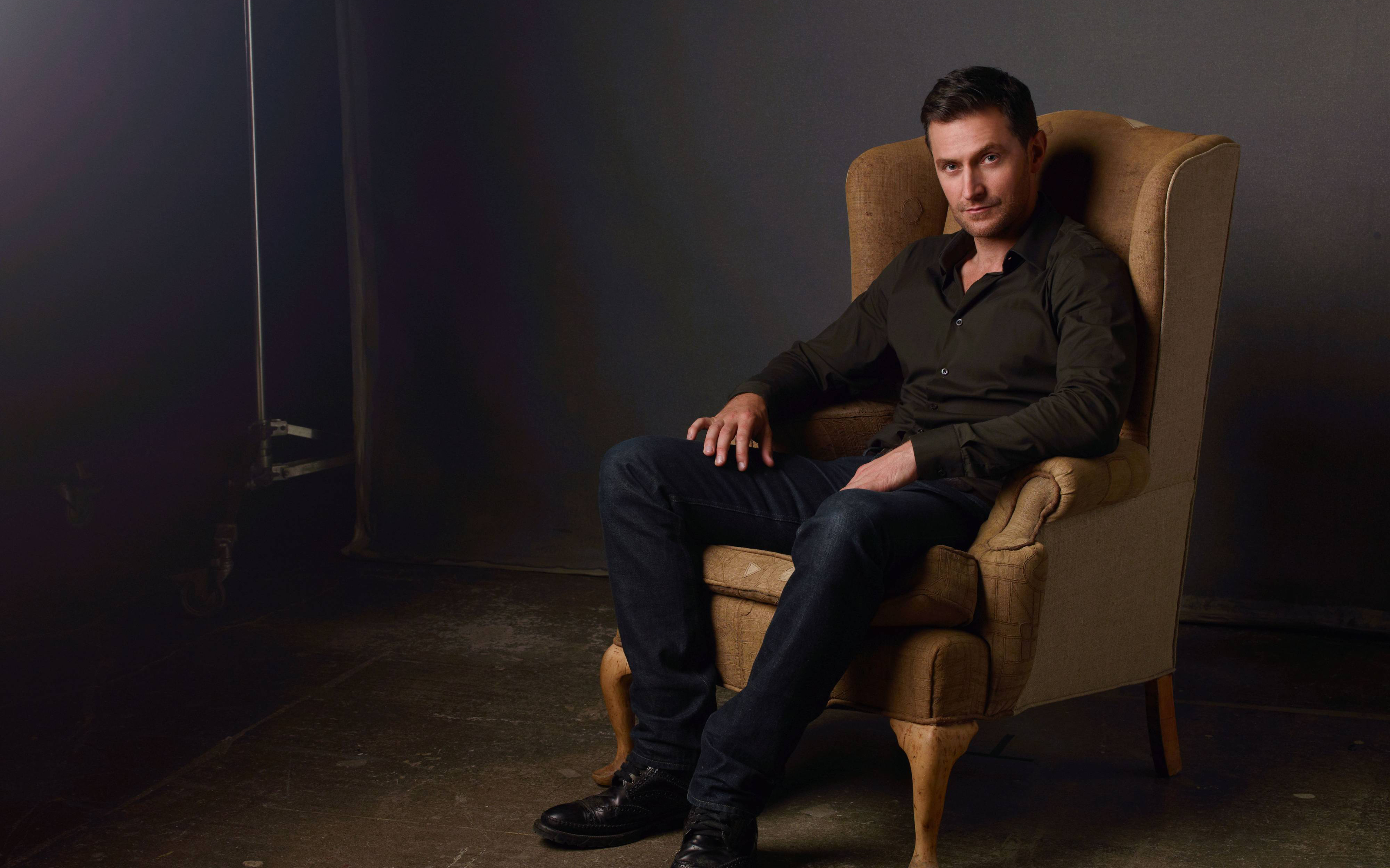 Richard Armitage sitting in a chair HD Wallpaper
