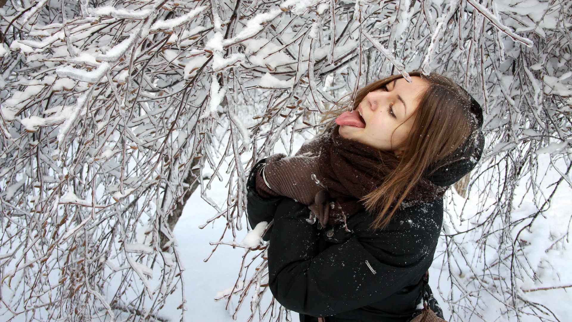 Girl sticking tongue out at icy branches HD Wallpaper