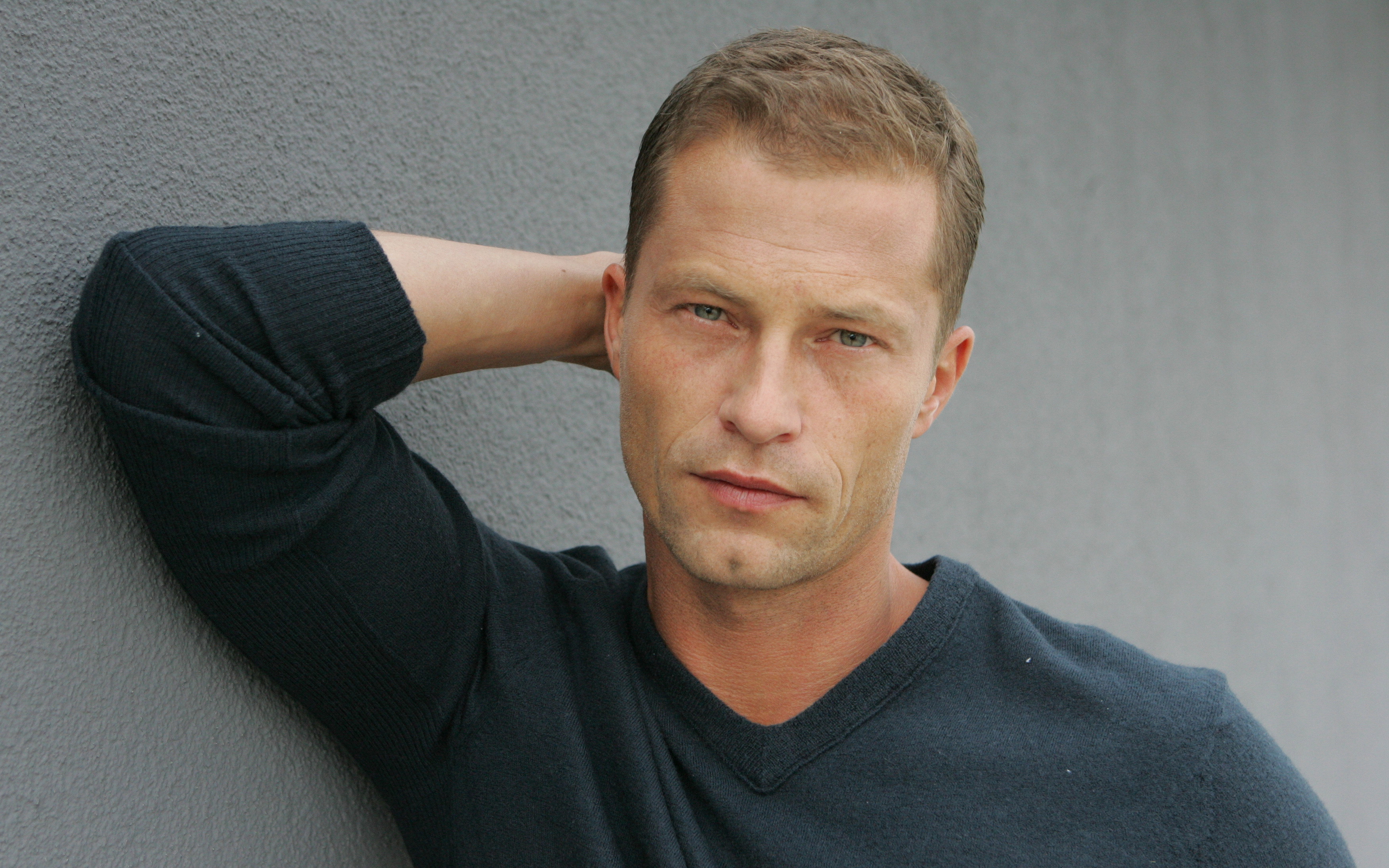Til Schweiger leaning against a wall HD Wallpaper