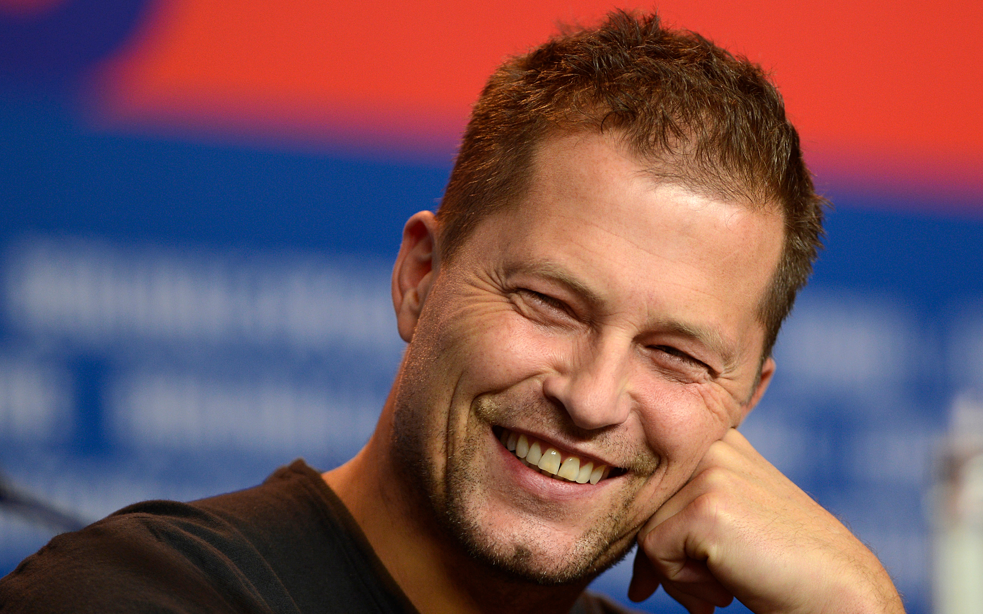 Til Schweiger smiling HD Wallpaper