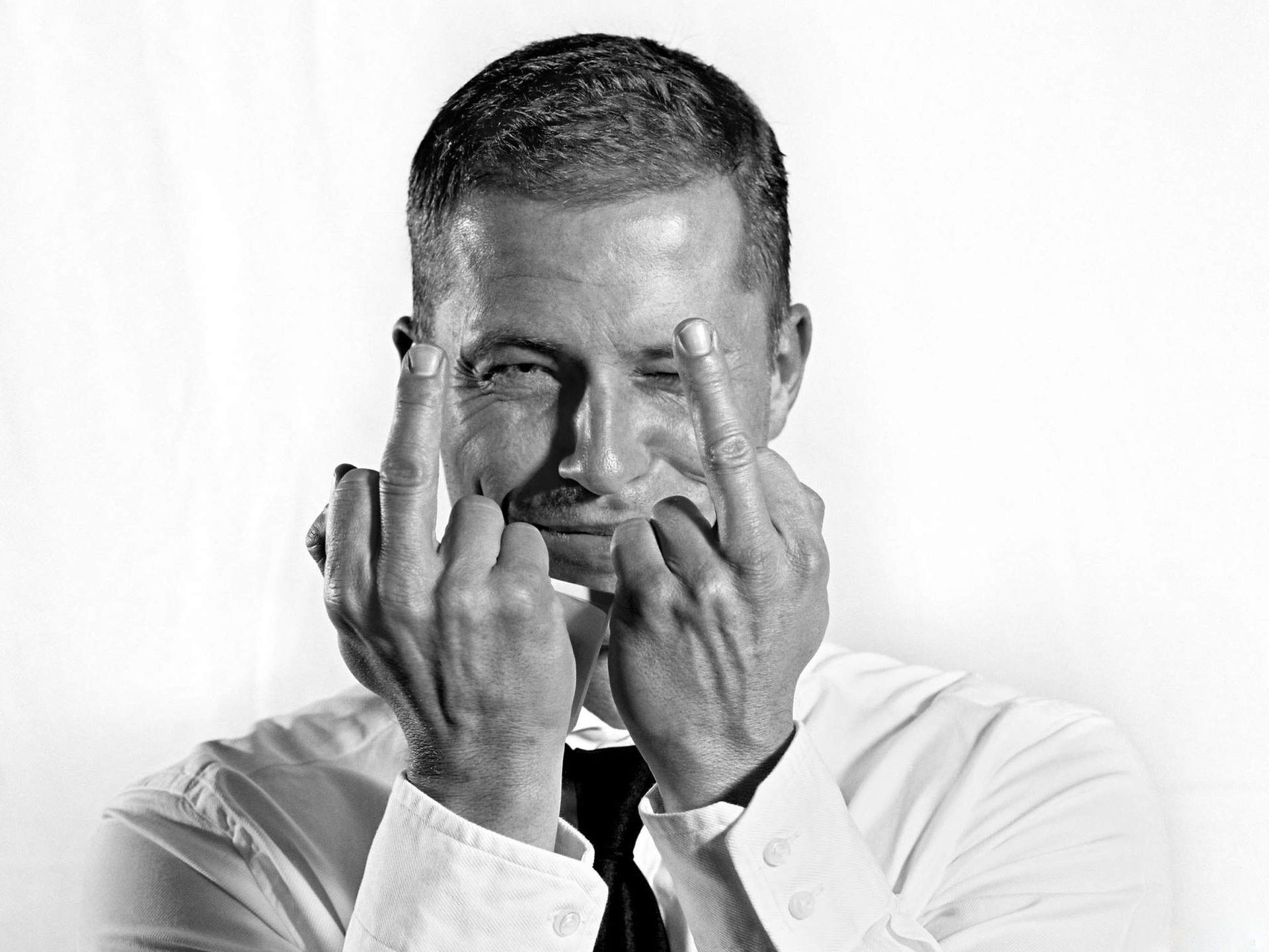 Til Schweiger giving the middle finger HD Wallpaper