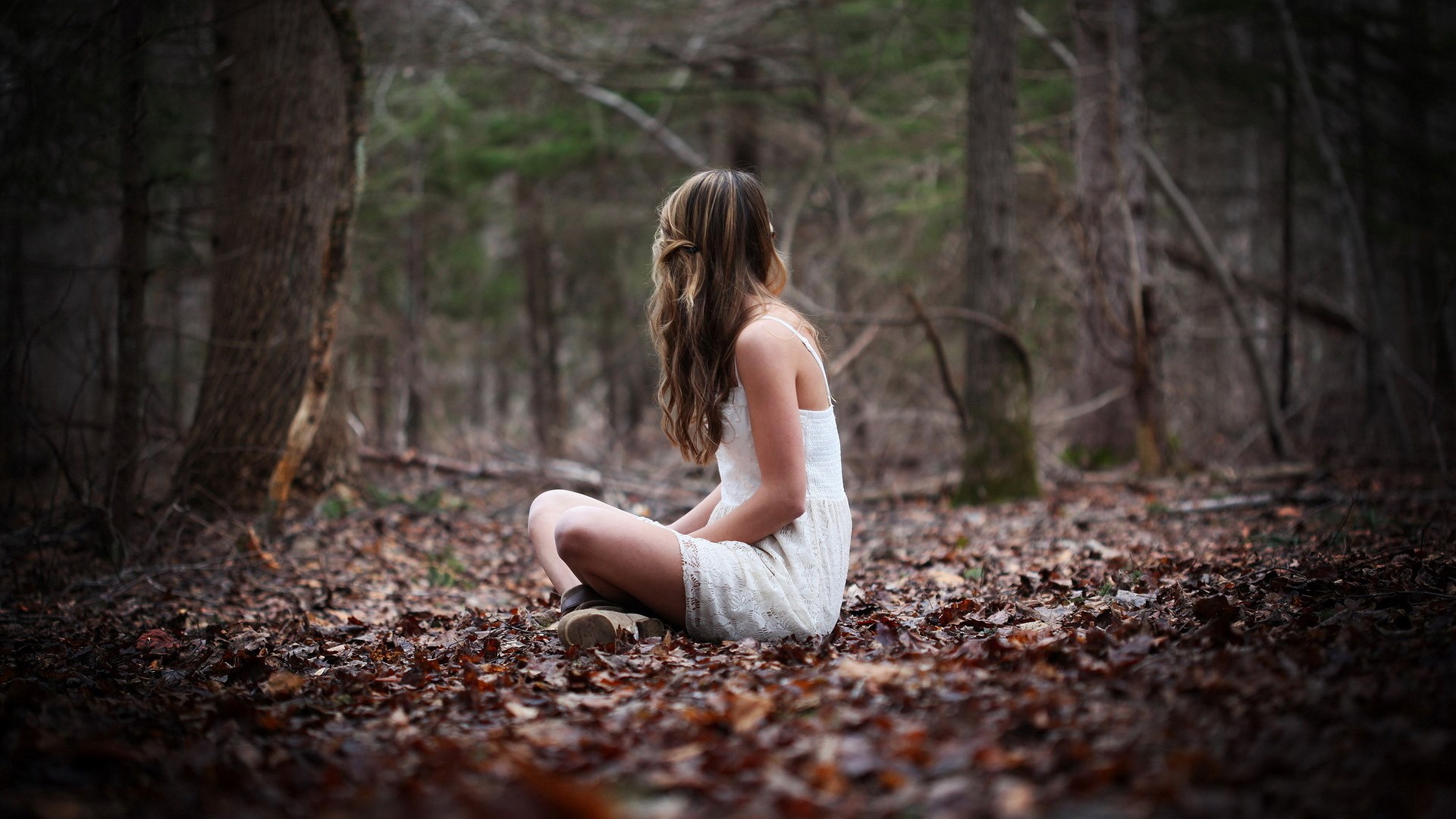 Woman sitting in a forest HD Wallpaper