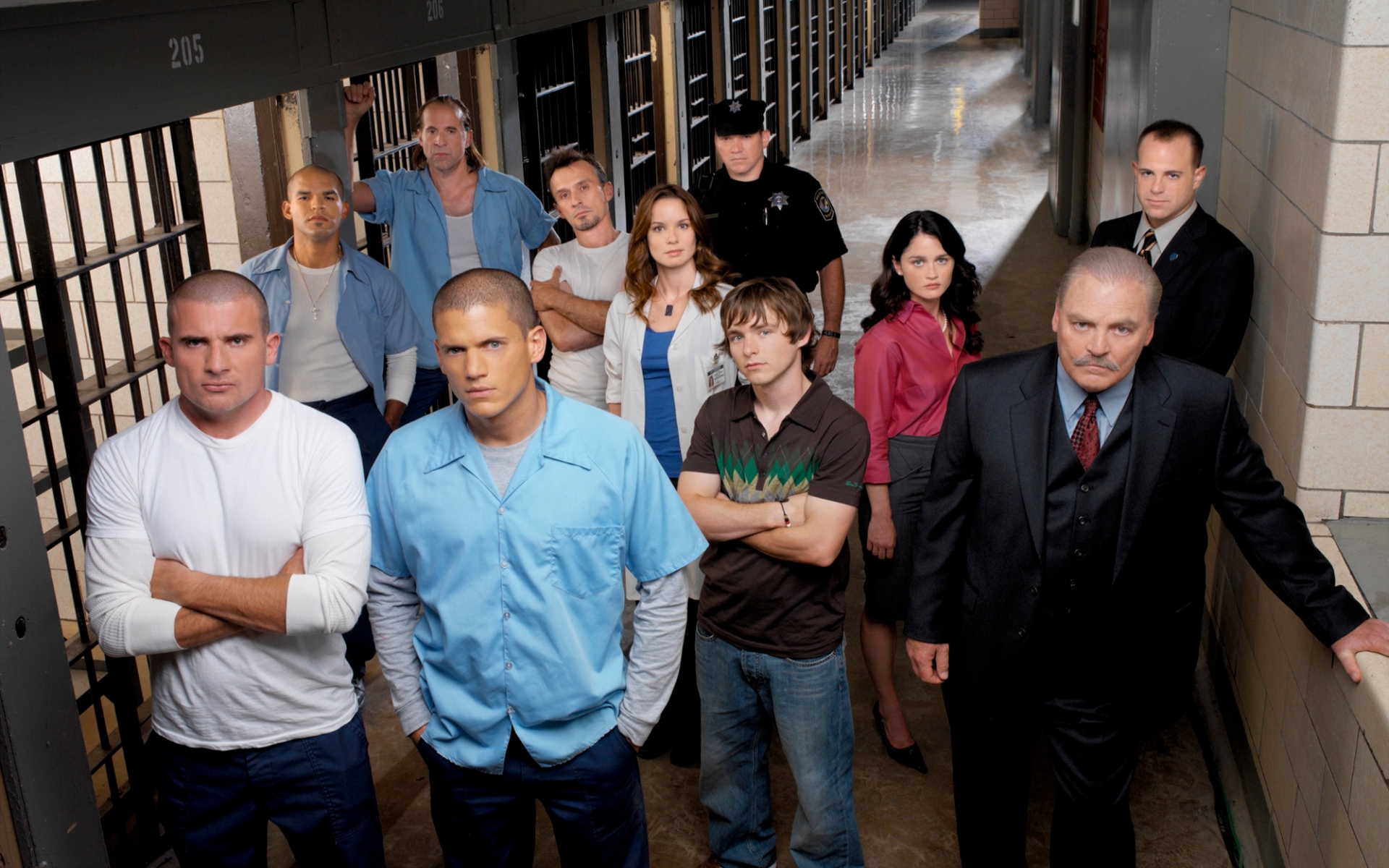 Prison Break cast in prison hallway HD Wallpaper