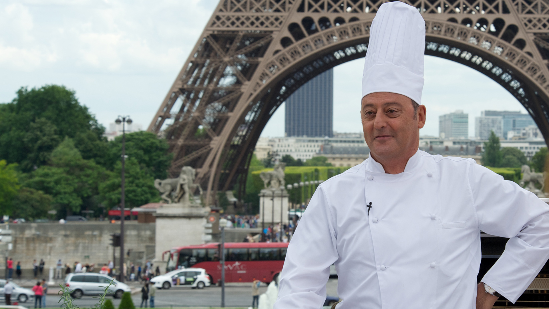 Jean Reno in front of the Eiffel Tower HD Wallpaper