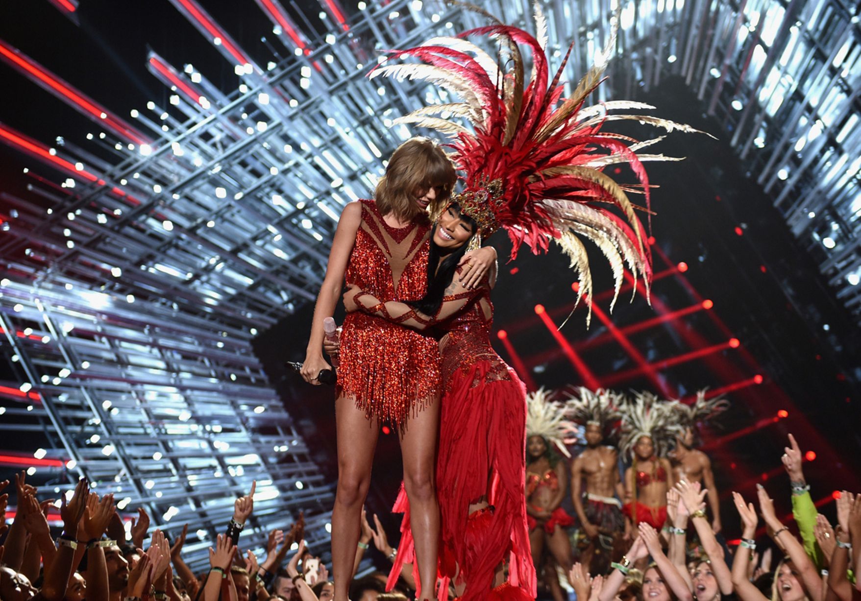 Taylor Swift and Nicki Minaj hugging on stage HD Wallpaper