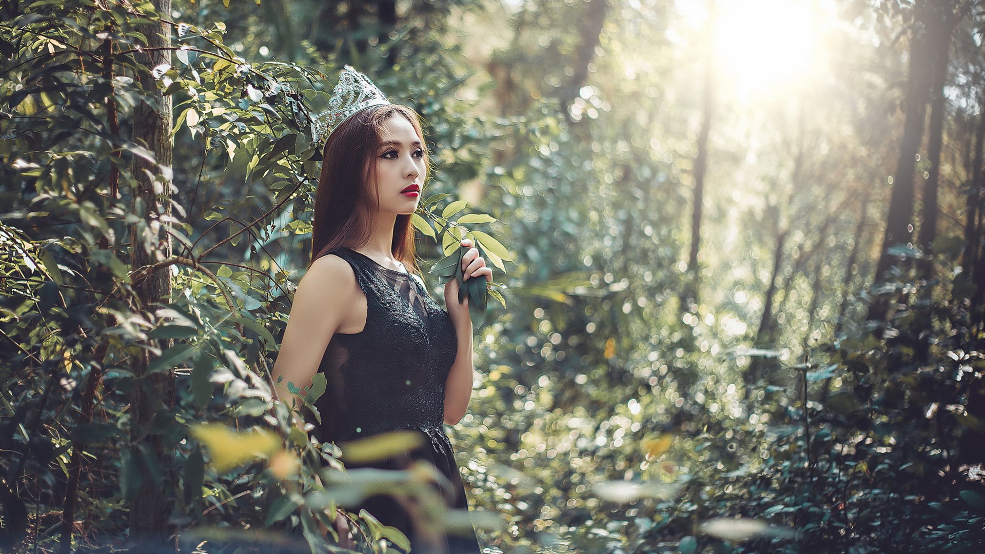 Woman wearing a crown in a forest HD Wallpaper