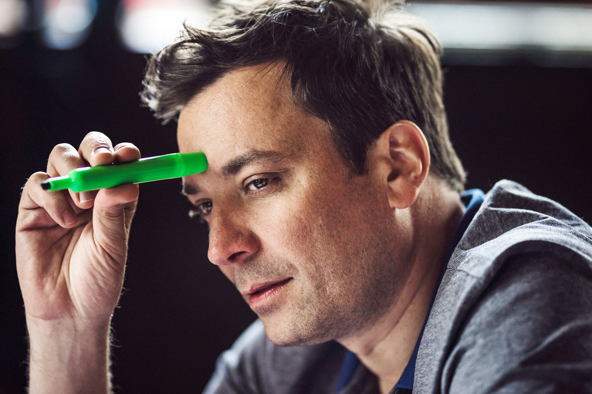 Jimmy Fallon holding a green marker HD Wallpaper
