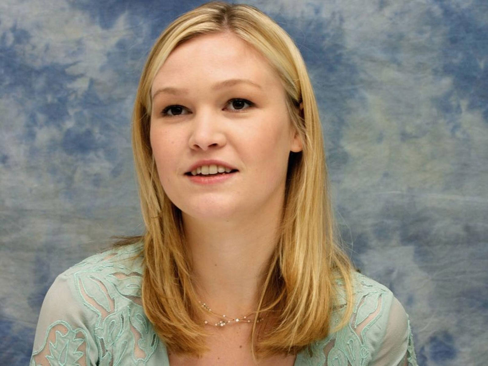 Julia Stiles HD Wallpaper
