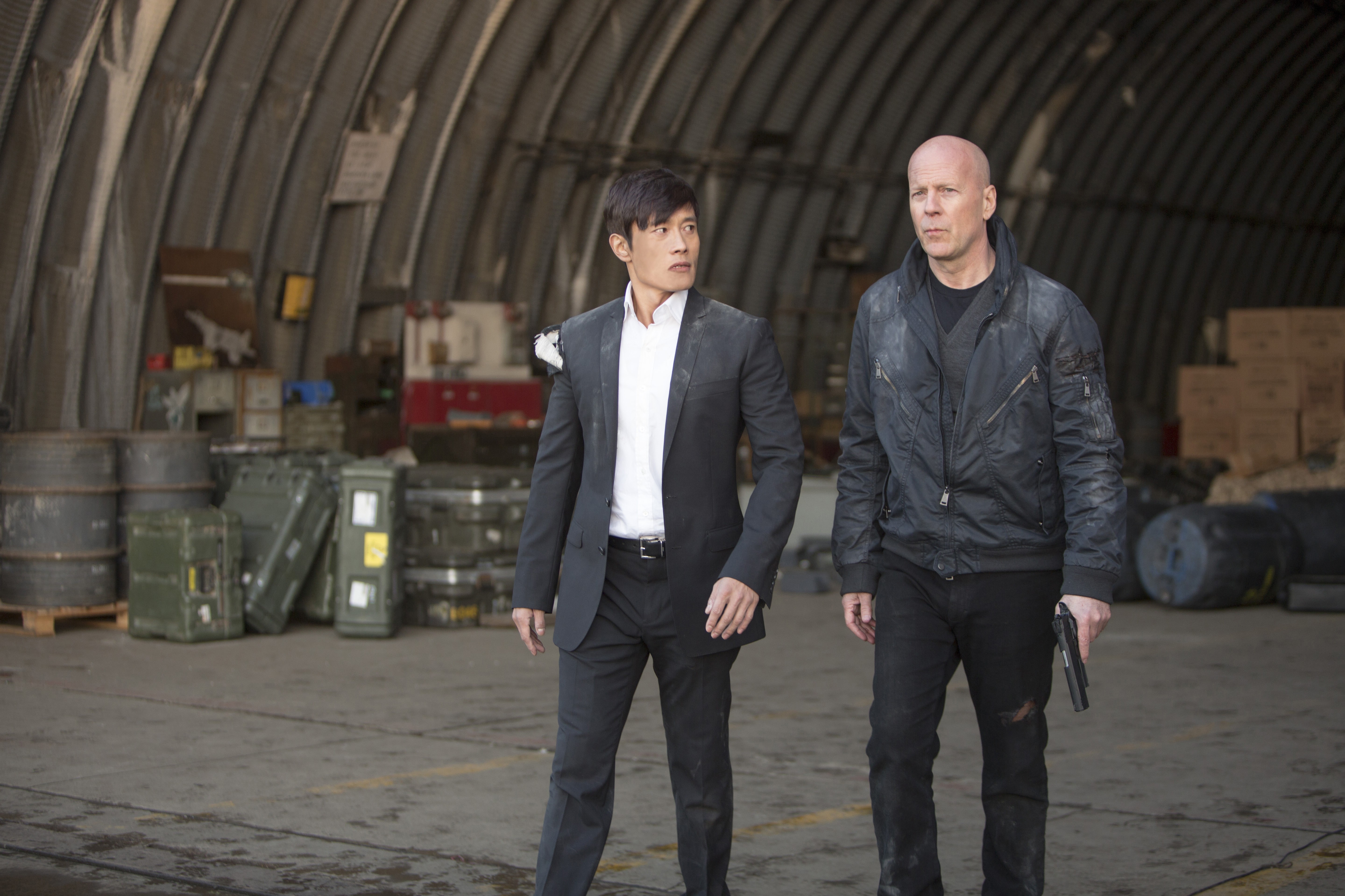 Lee Byung-hun and Bruce Willis in a warehouse HD Wallpaper