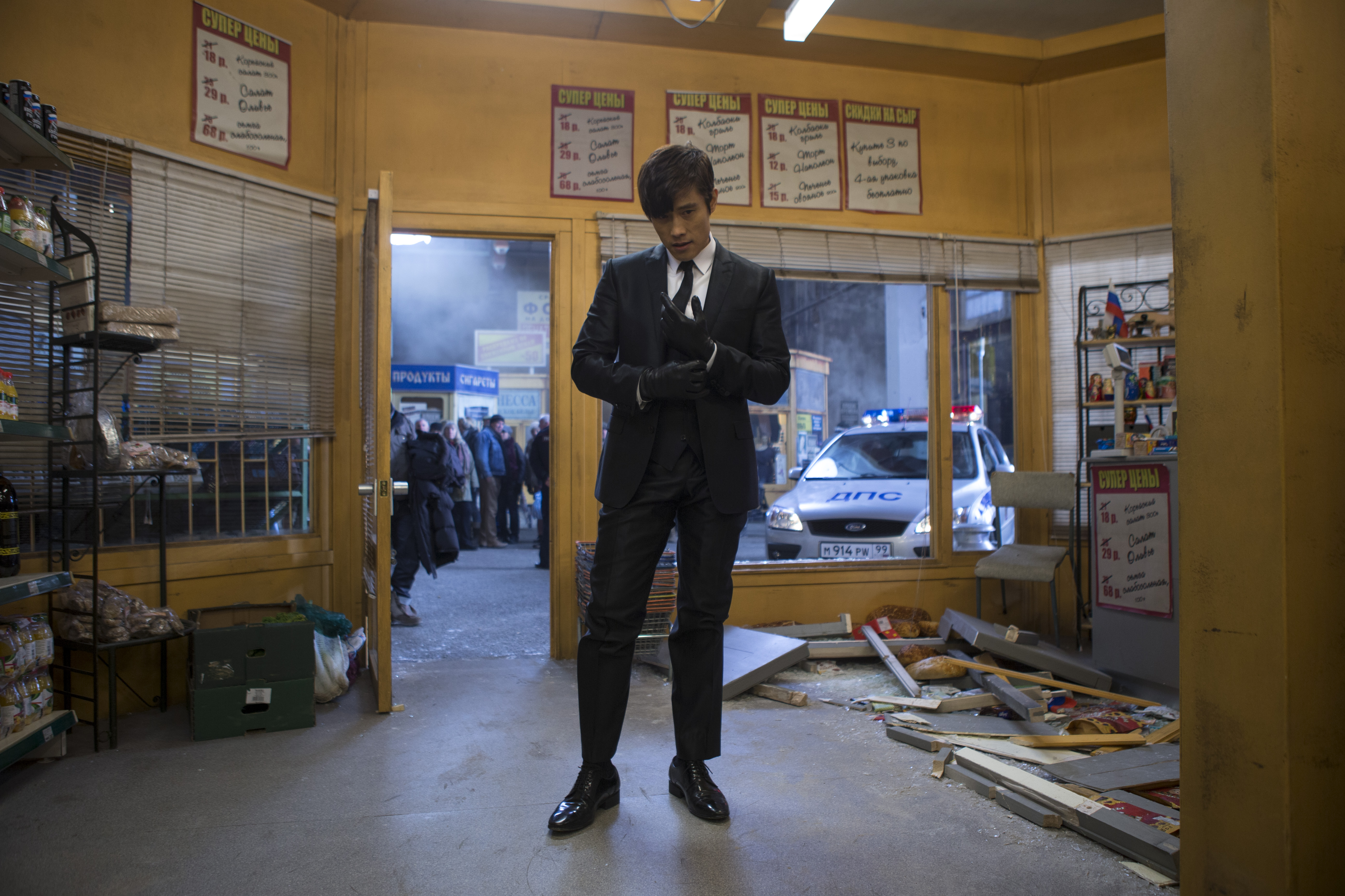 Lee Byung-hun in a store HD Wallpaper