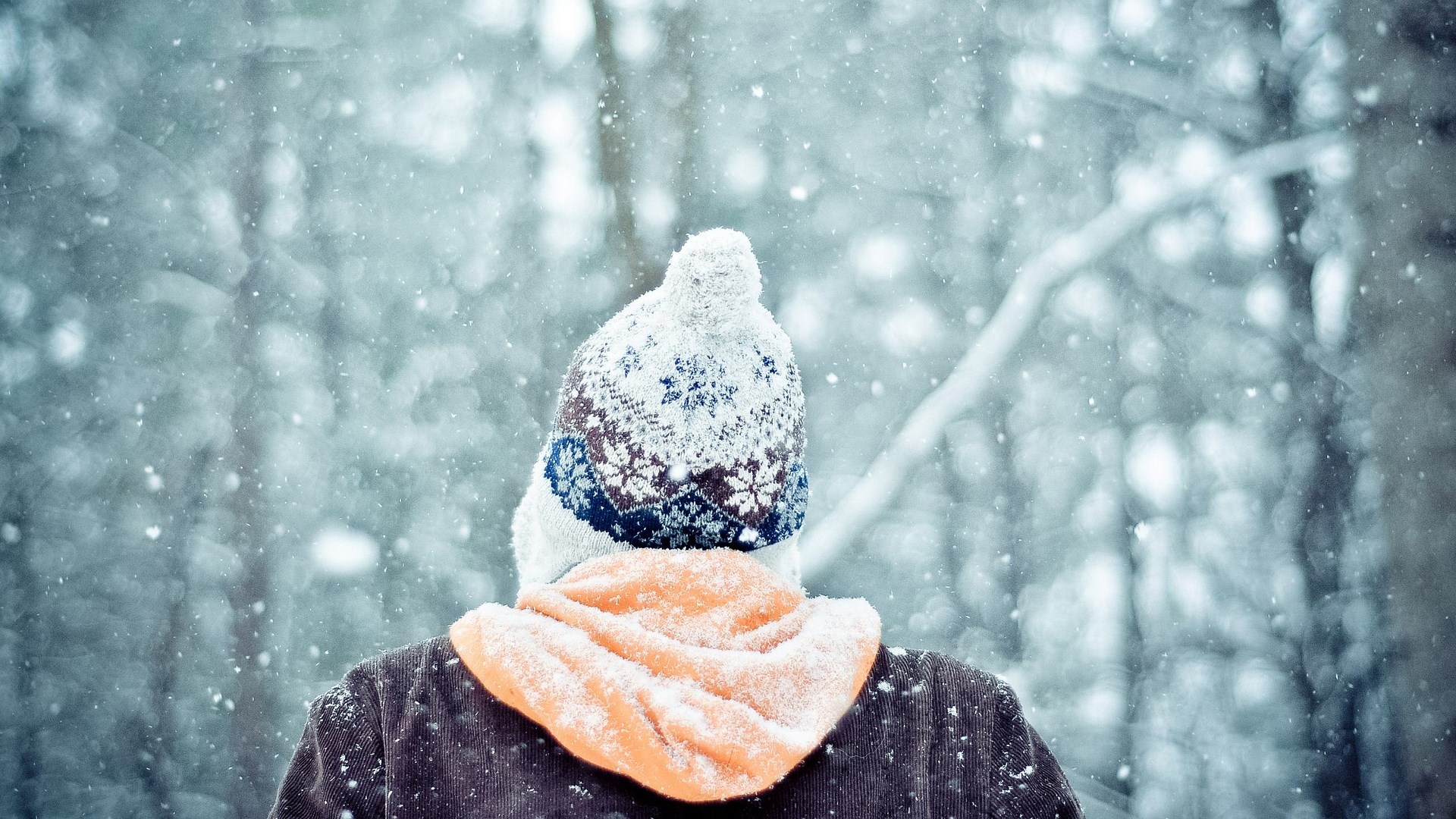 Person wearing a knitted hat in the snow HD Wallpaper