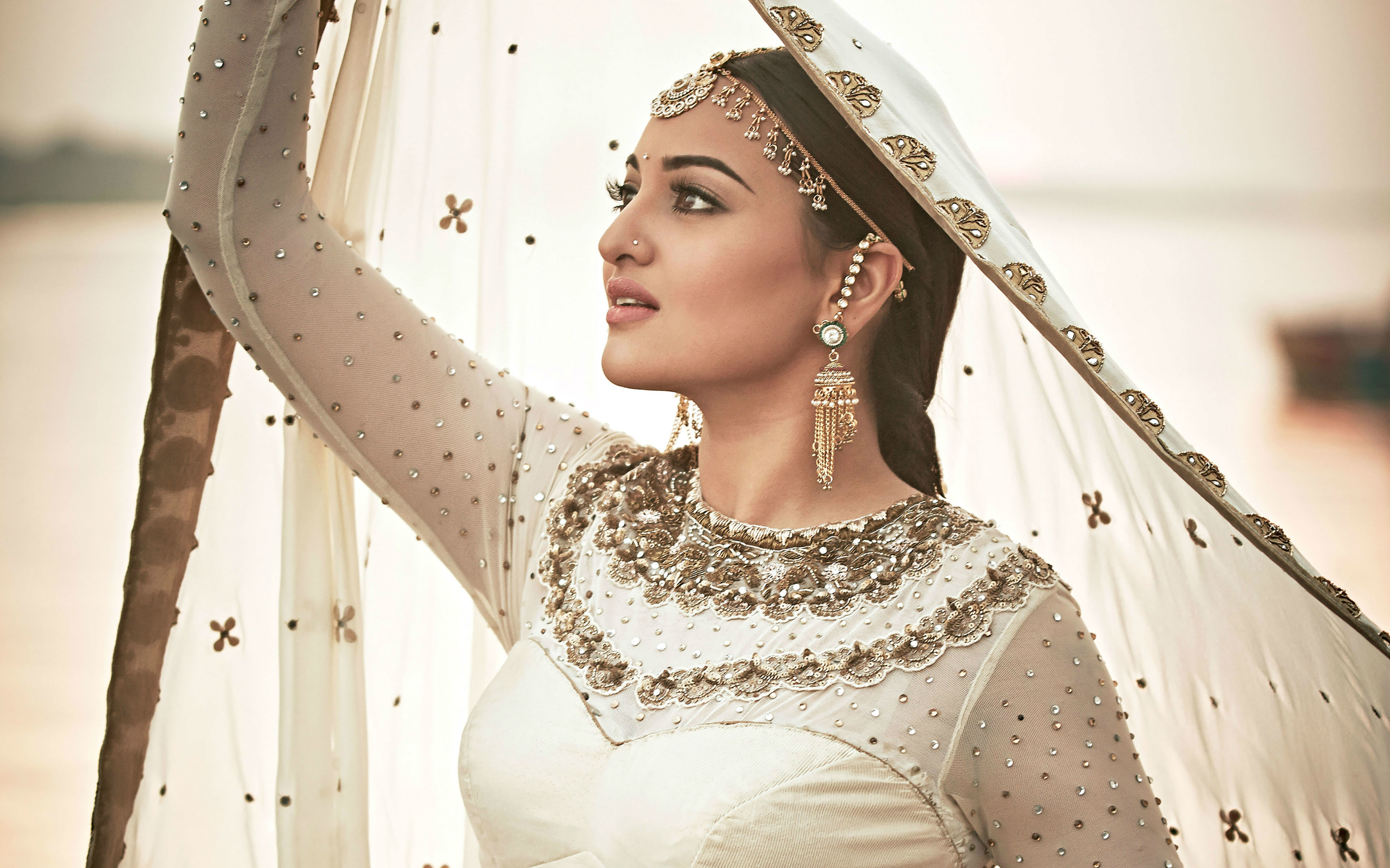 Sonakshi Sinha in traditional Indian attire HD Wallpaper
