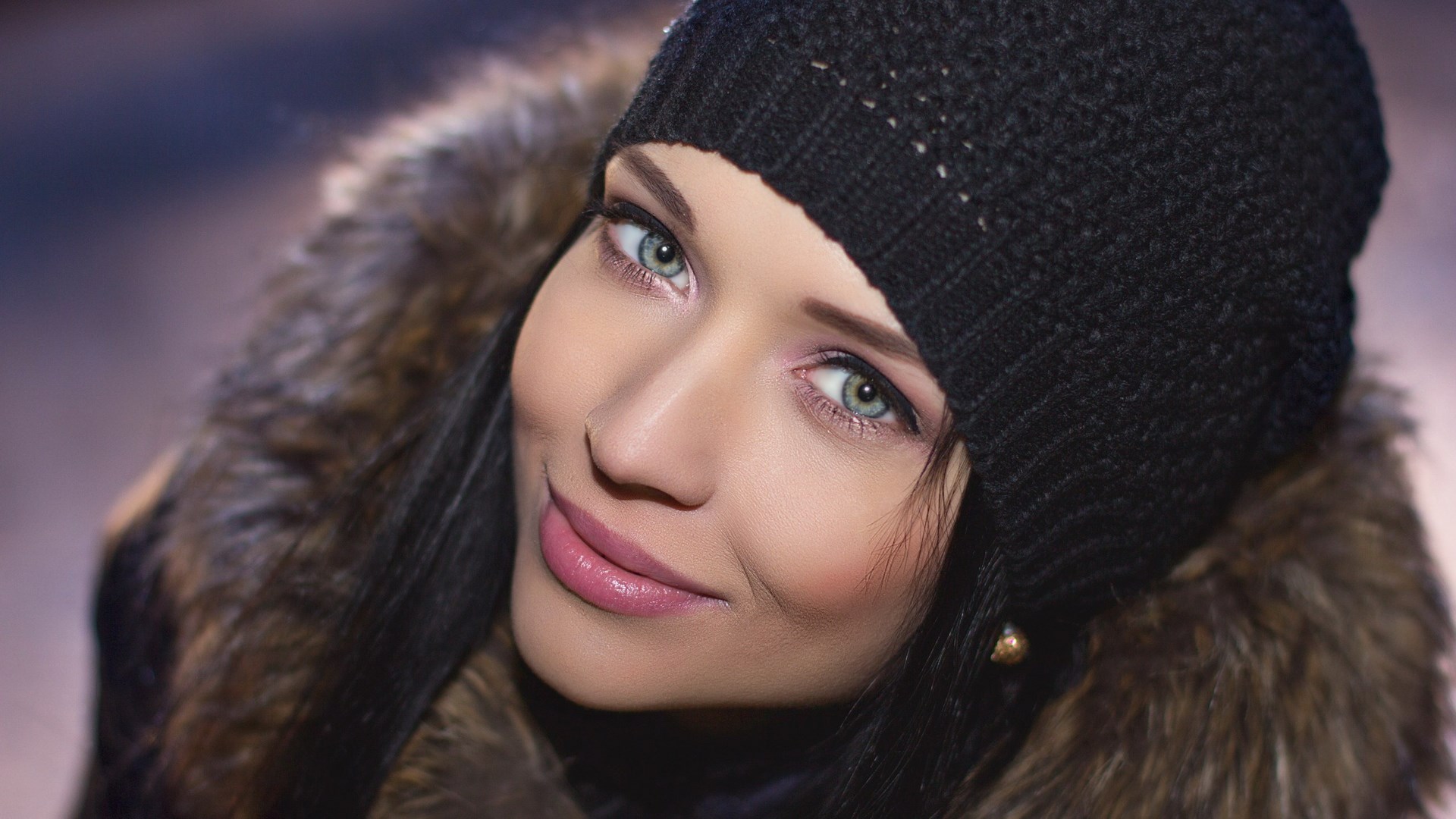 Woman wearing a black beanie and fur coat HD Wallpaper