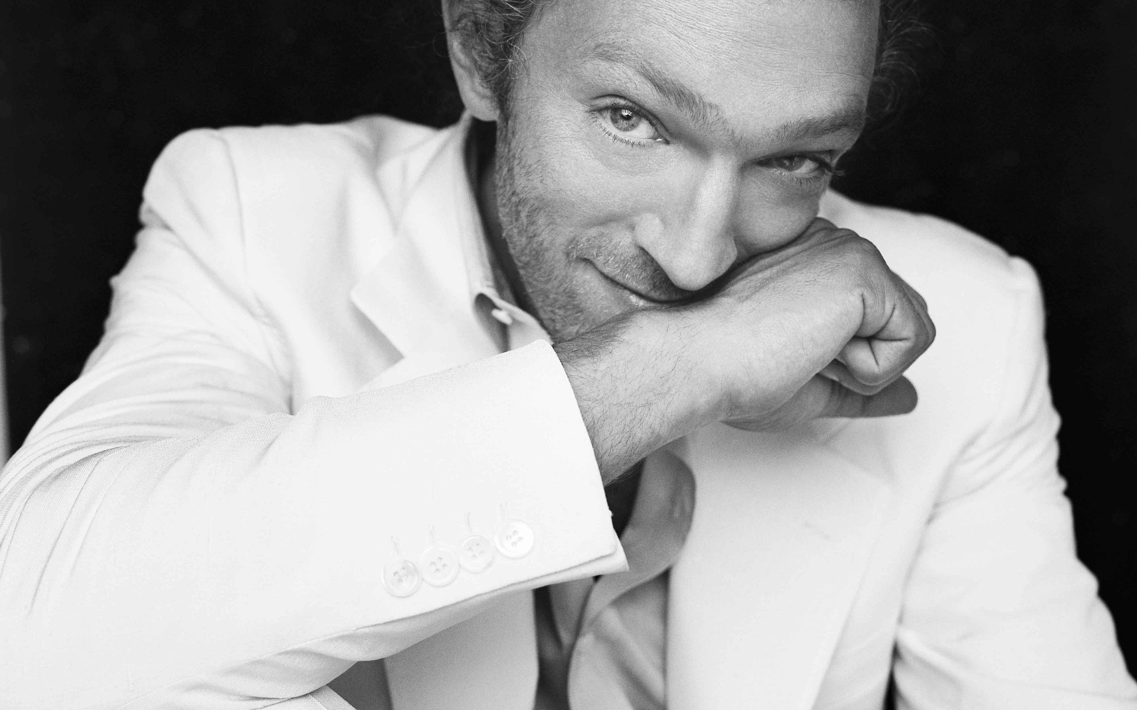 Vincent Cassel in a white suit HD Wallpaper