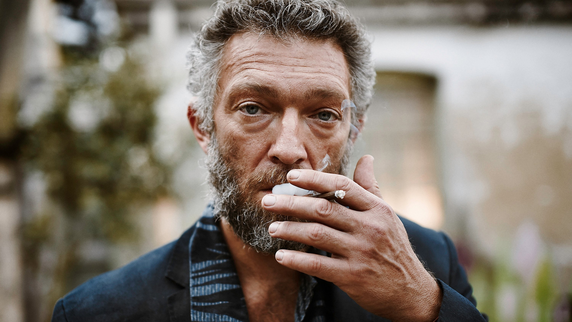 Vincent Cassel smoking HD Wallpaper