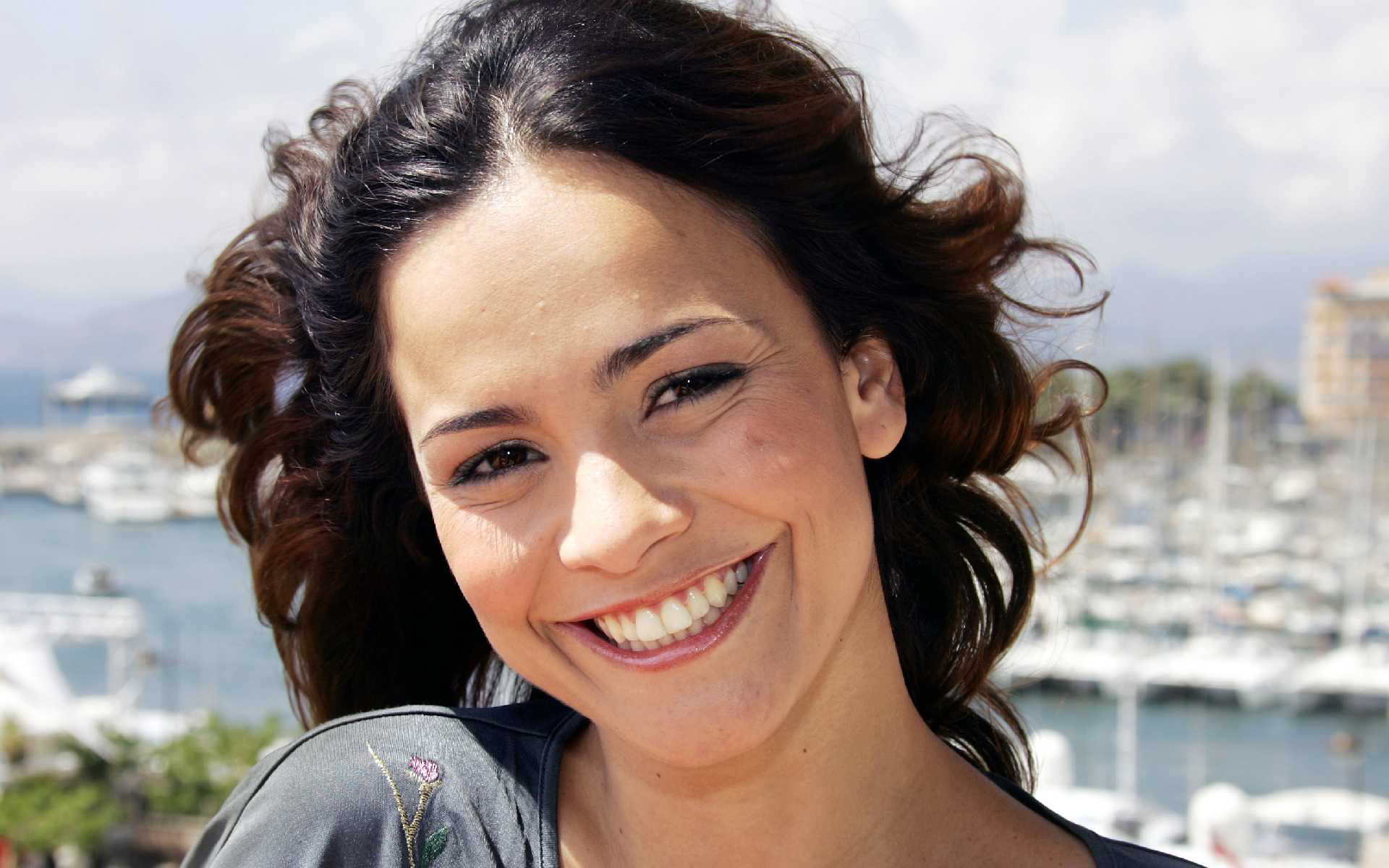 Alice Braga smiling outdoors HD Wallpaper
