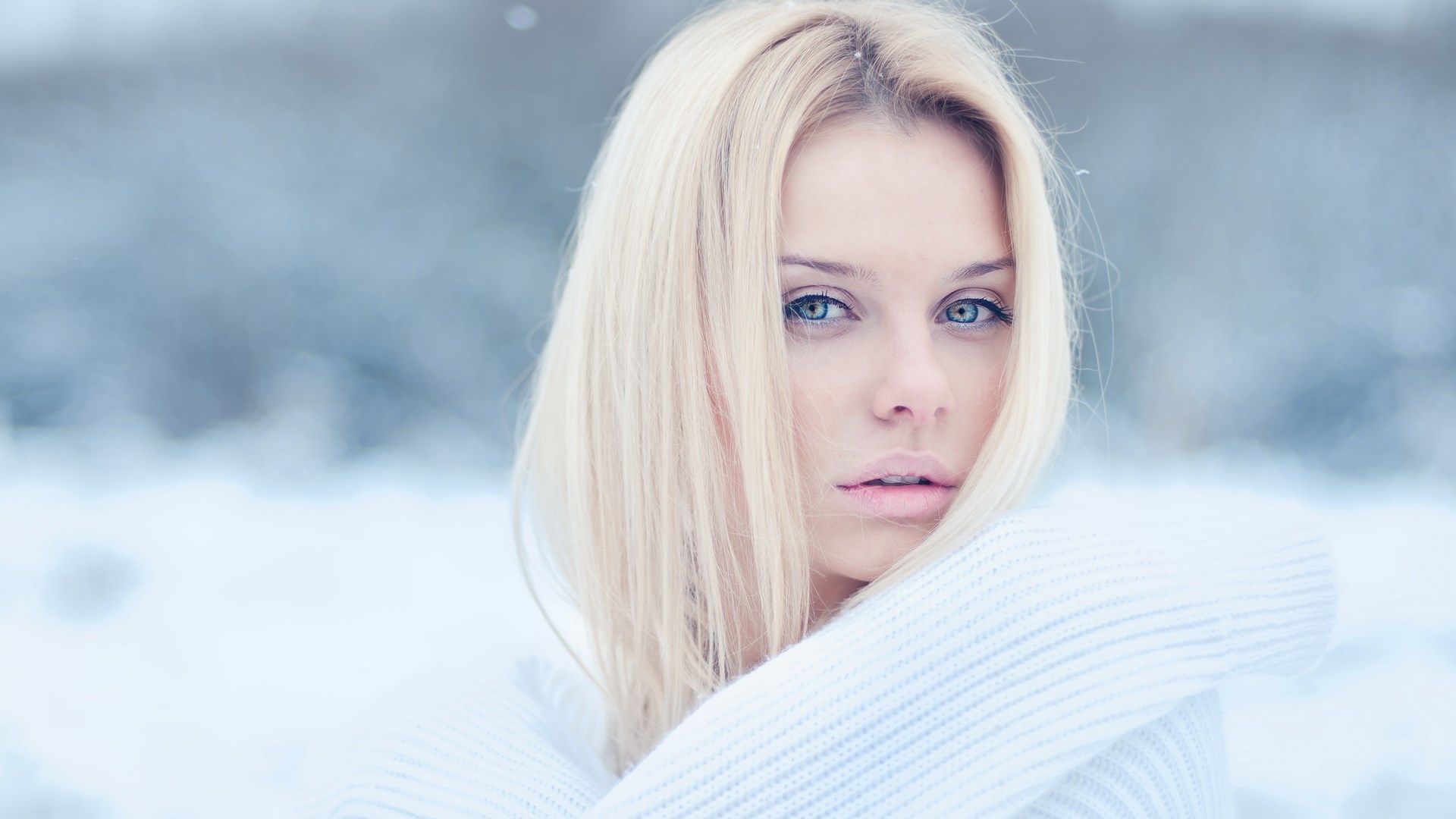 Woman with blonde hair in the snow HD Wallpaper
