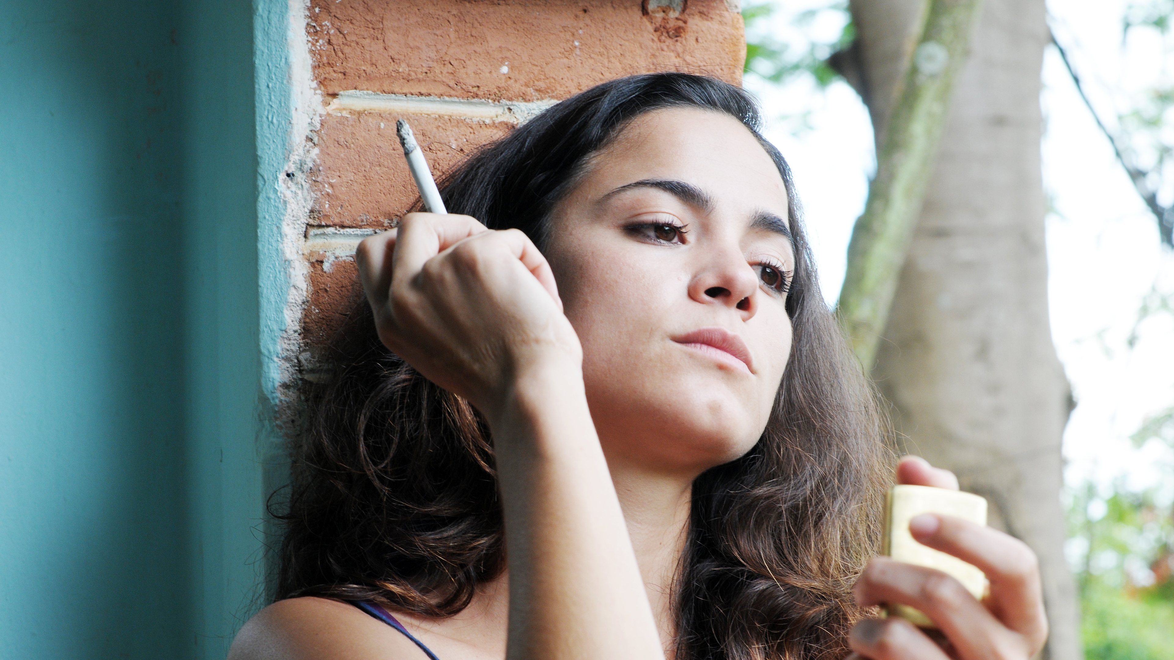 Alice Braga smoking a cigarette HD Wallpaper