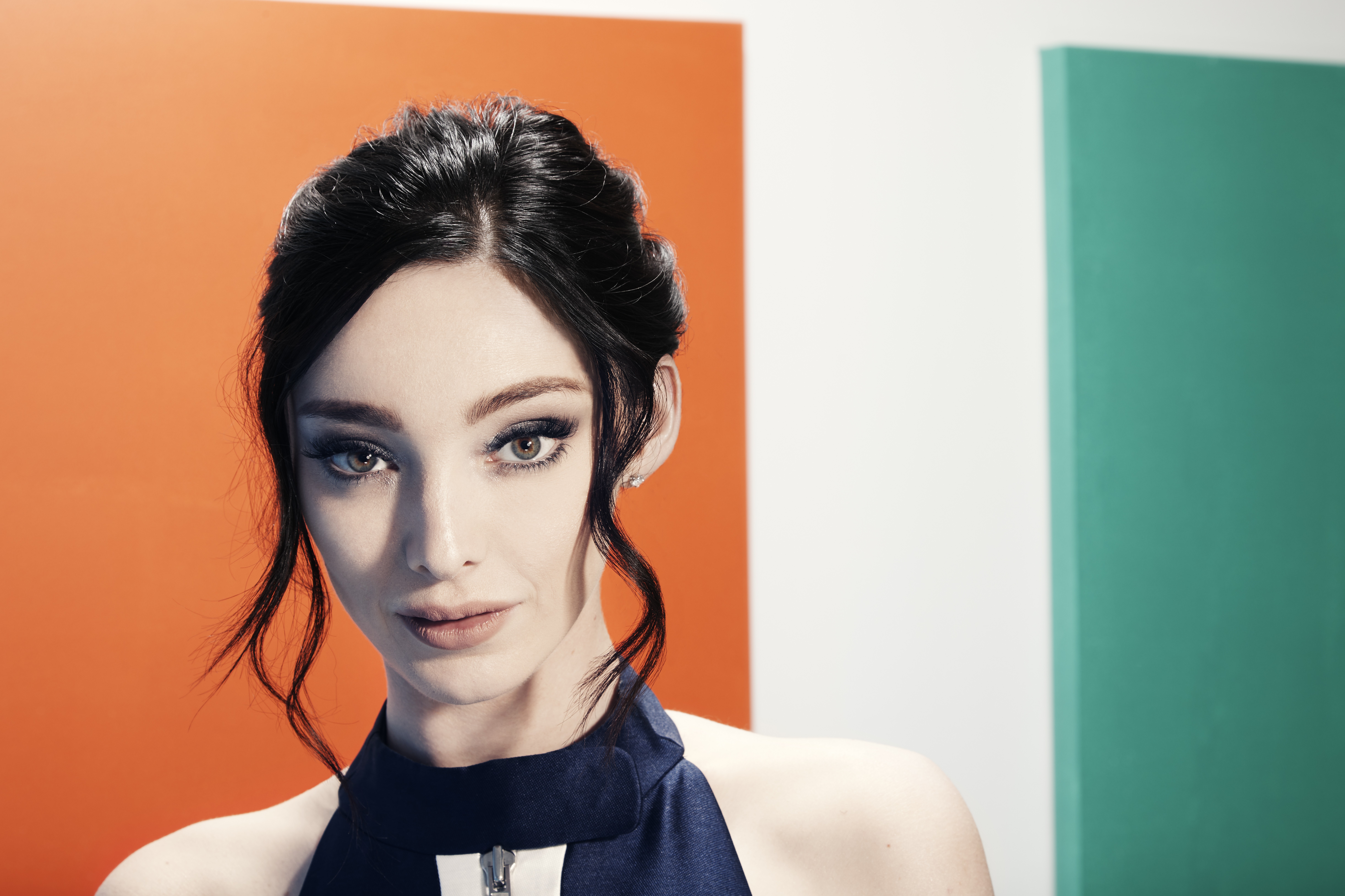 Emma Dumont portrait HD Wallpaper