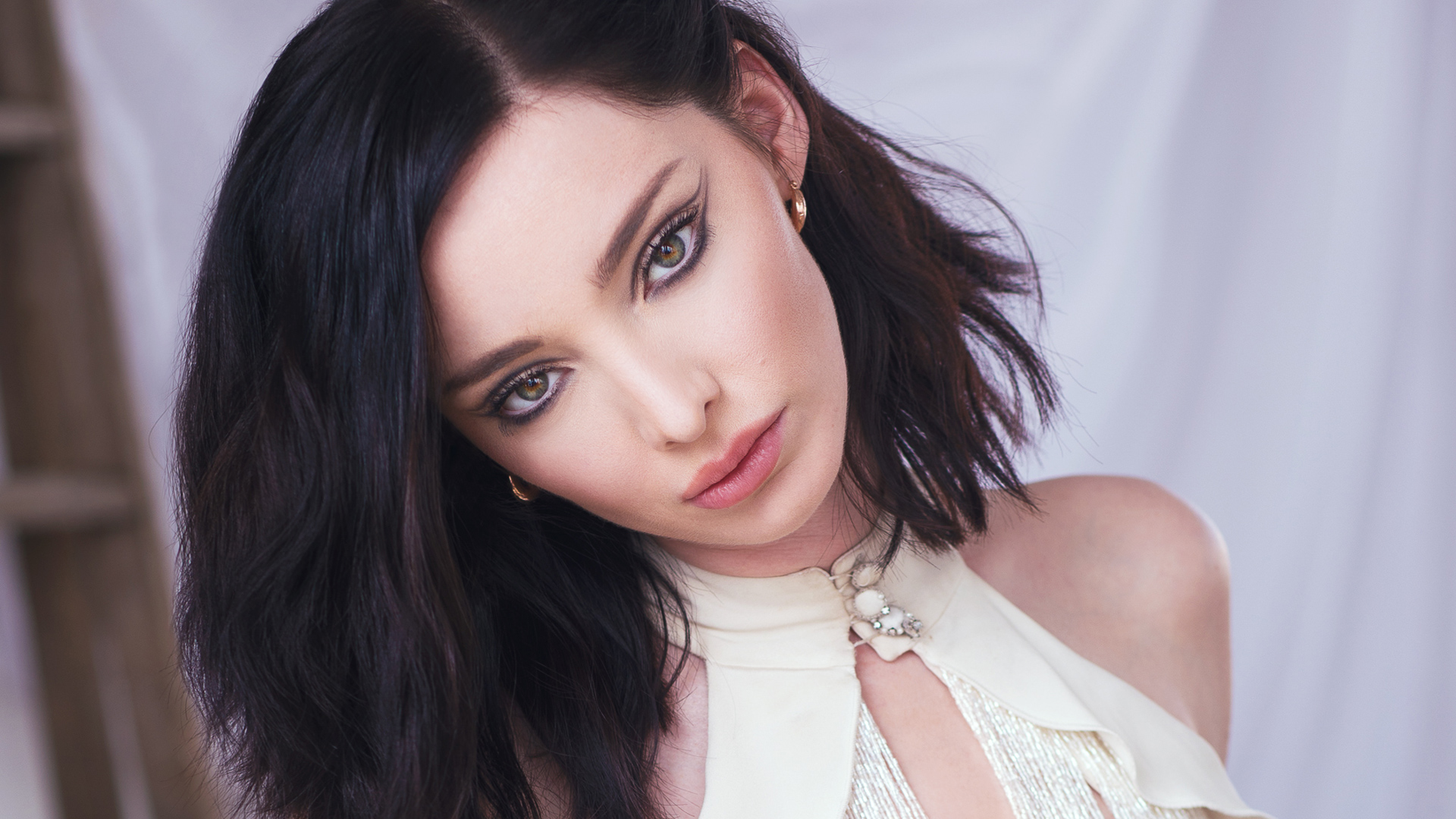 Emma Dumont HD Wallpaper