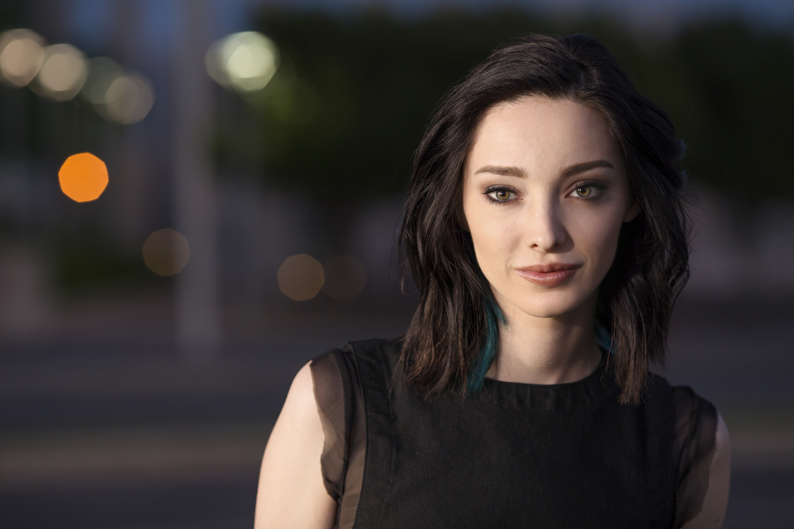 Emma Dumont portrait HD Wallpaper