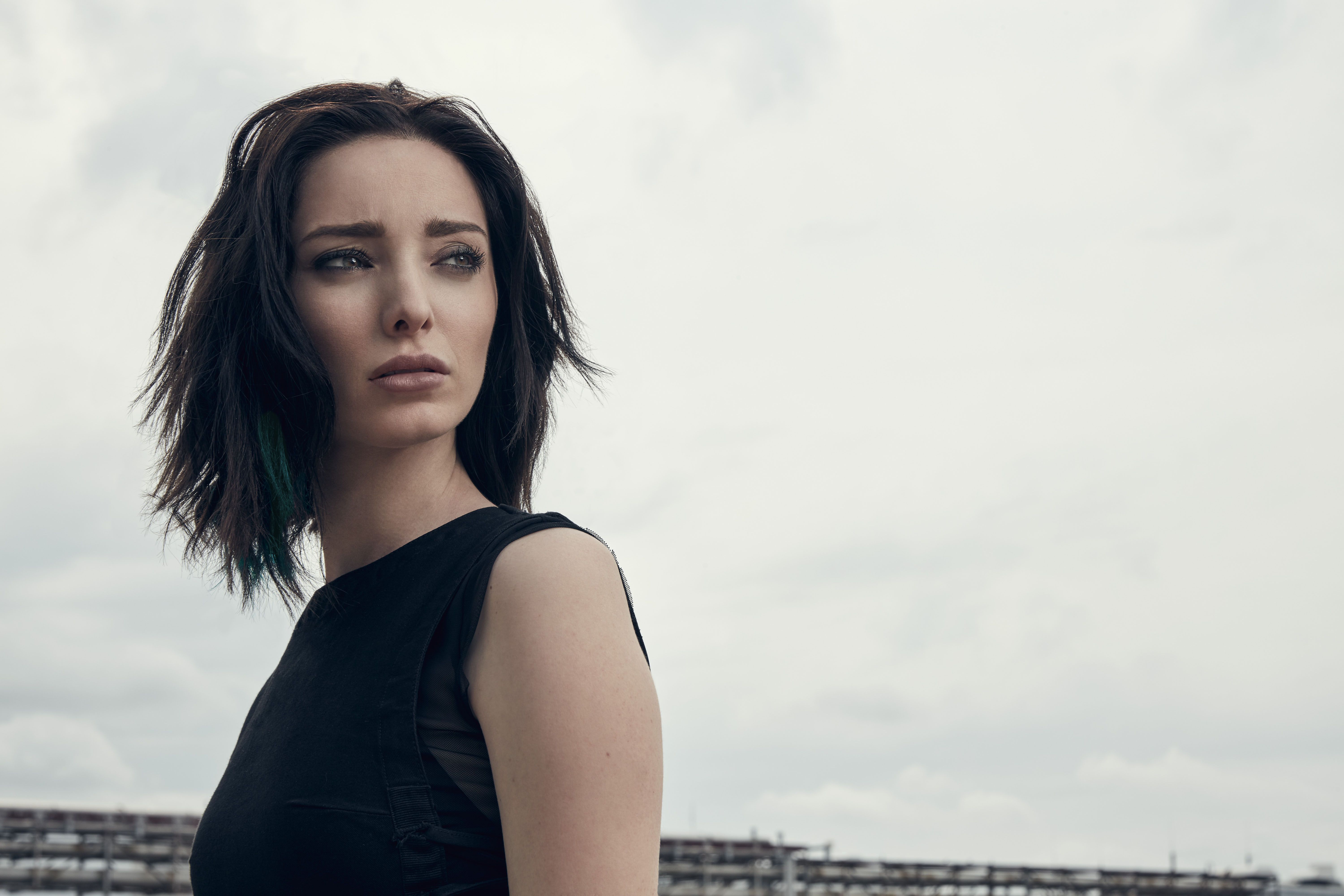Emma Dumont HD Wallpaper
