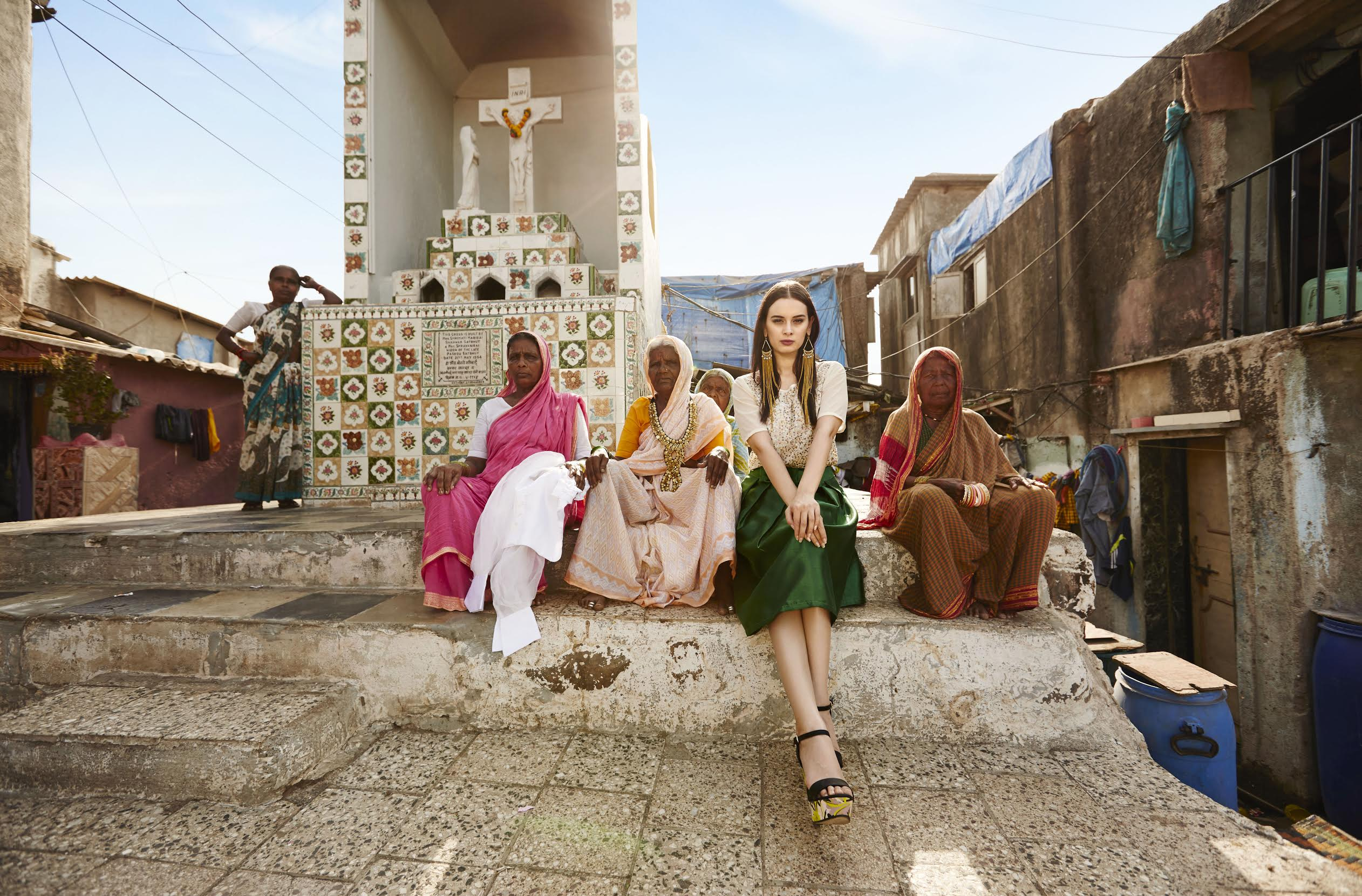 Evelyn Sharma with women in India HD Wallpaper