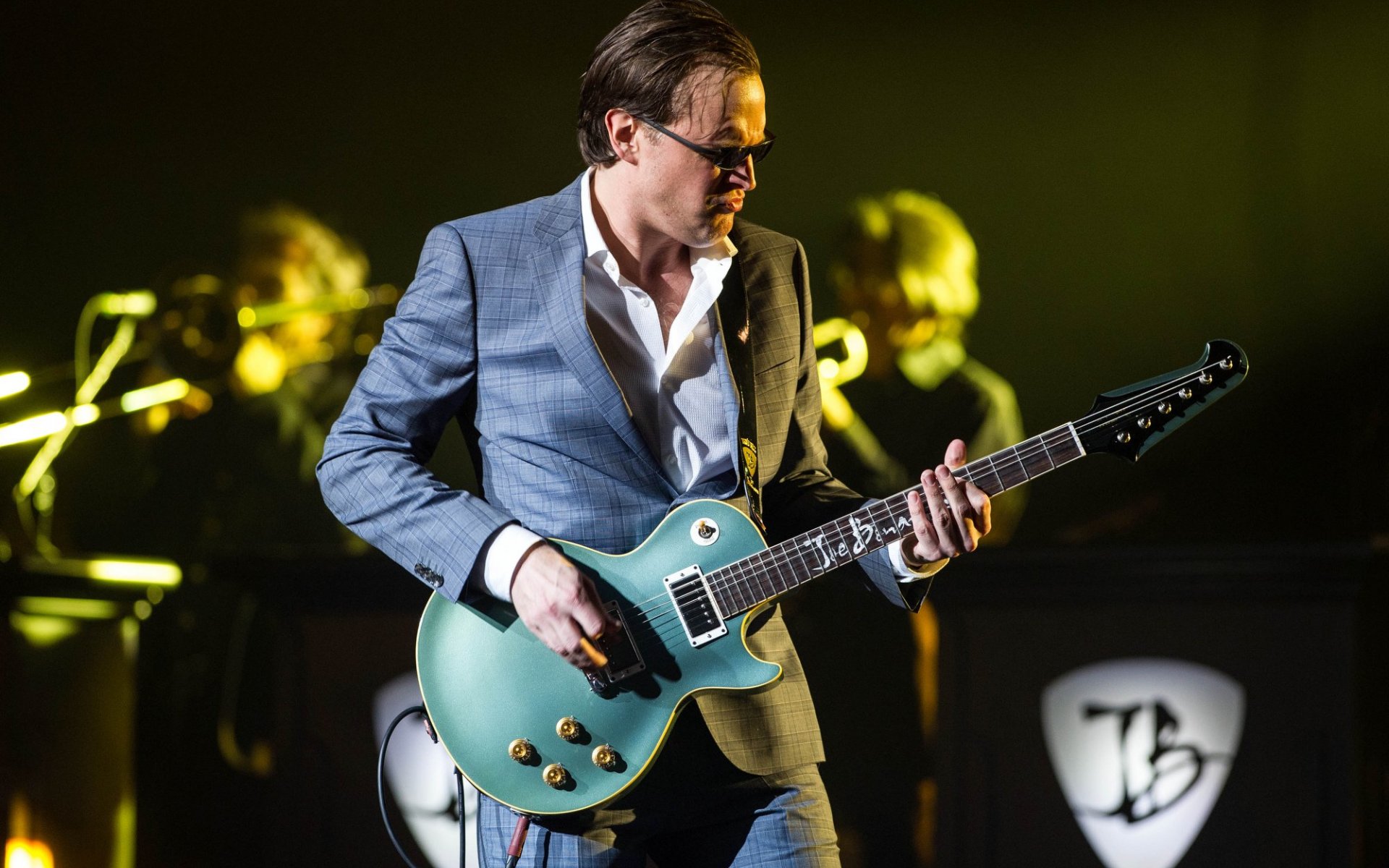 Joe Bonamassa playing guitar on stage HD Wallpaper