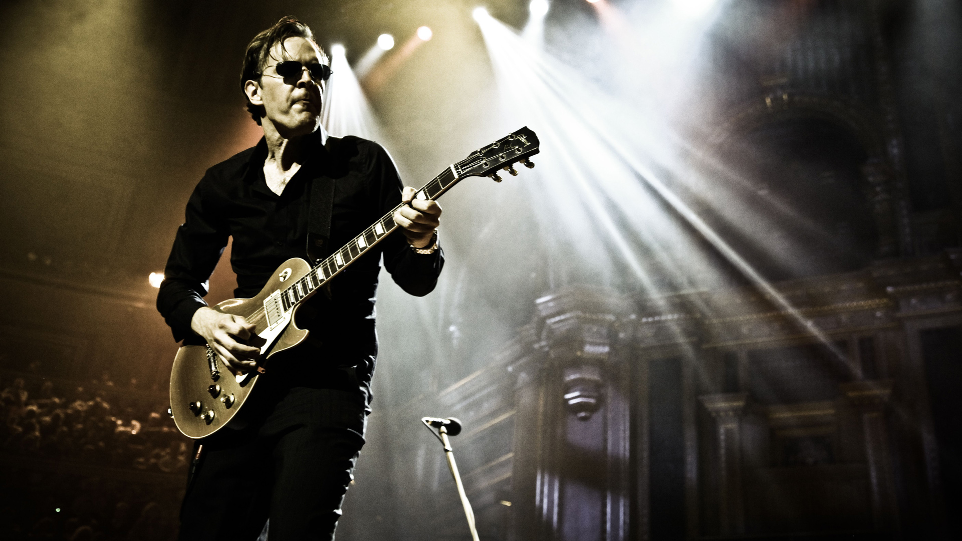 Joe Bonamassa playing guitar on stage HD Wallpaper
