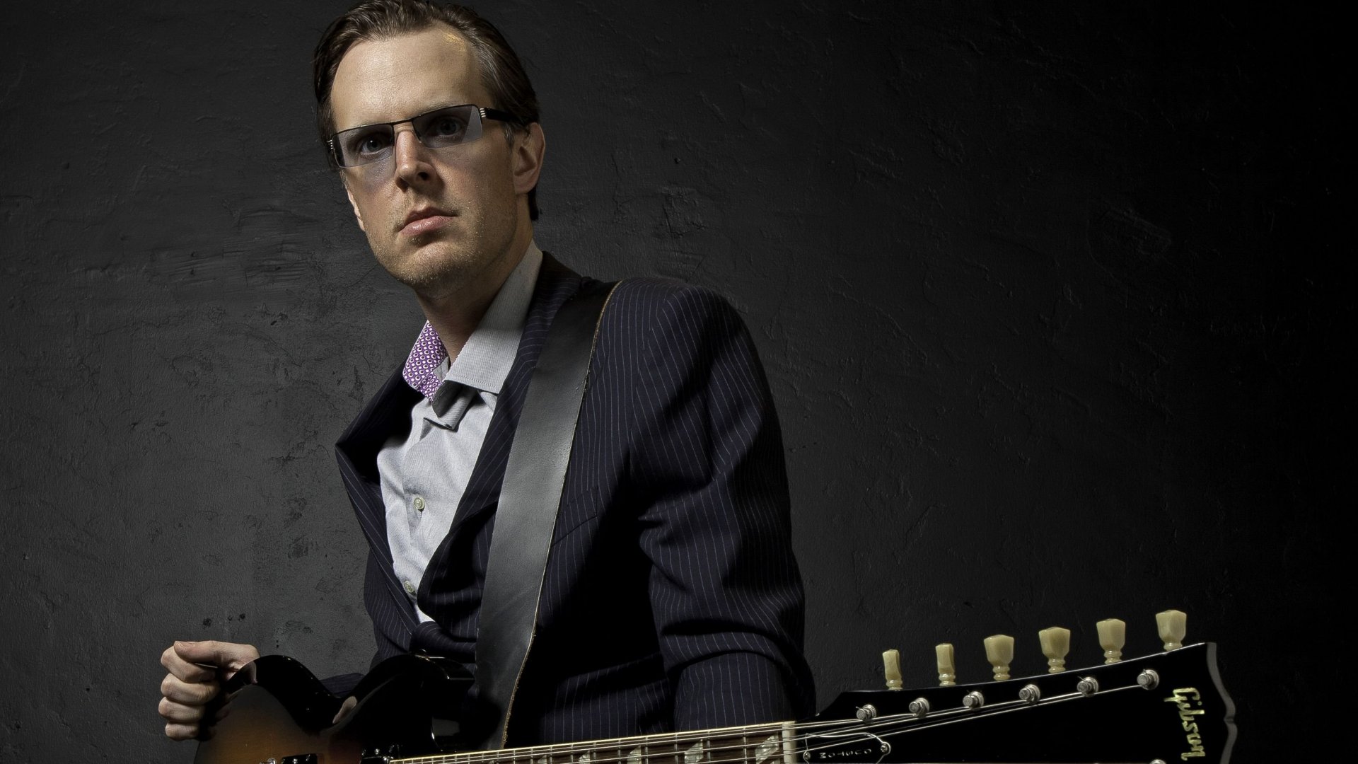 Joe Bonamassa with Gibson Guitar HD Wallpaper