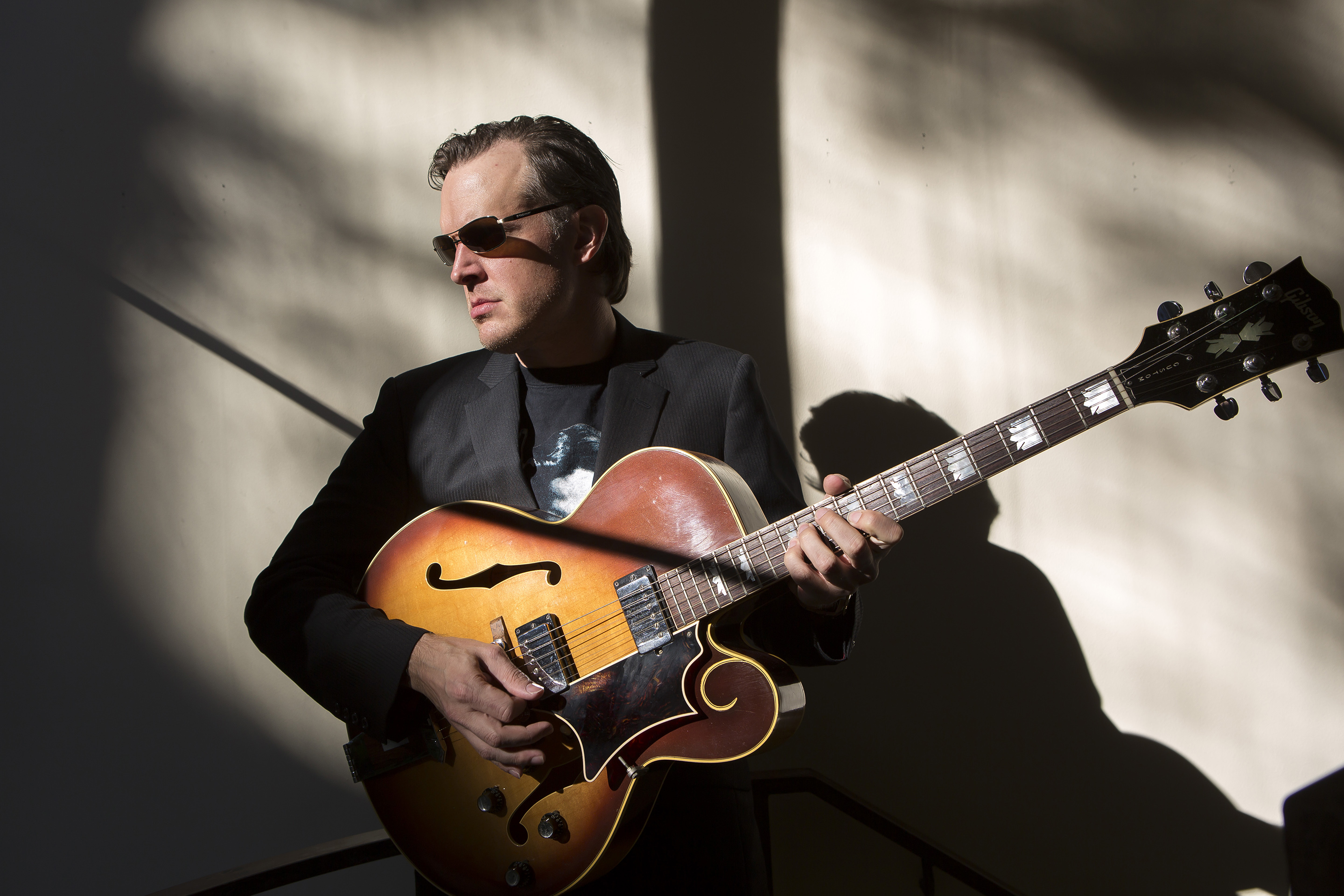 Joe Bonamassa playing a guitar HD Wallpaper