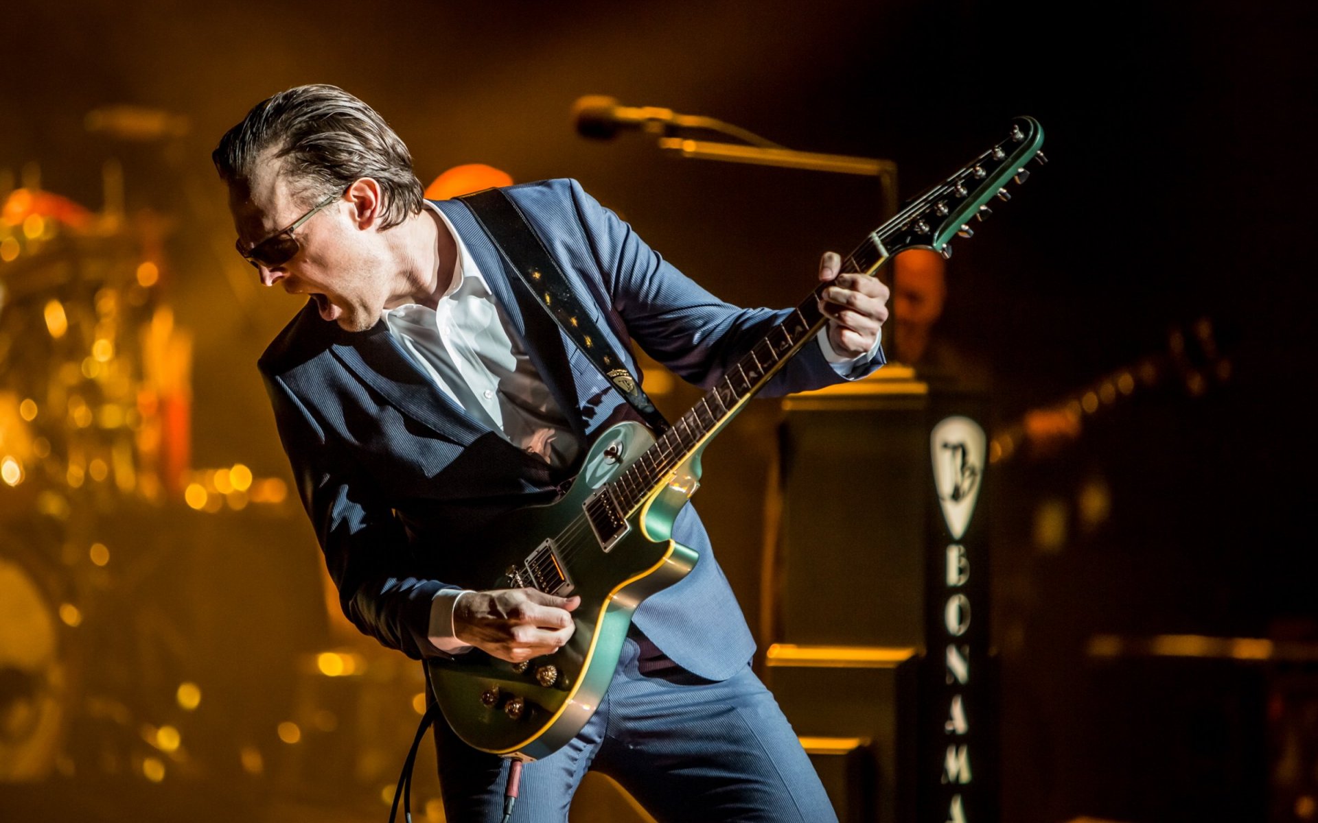 Joe Bonamassa playing guitar on stage HD Wallpaper