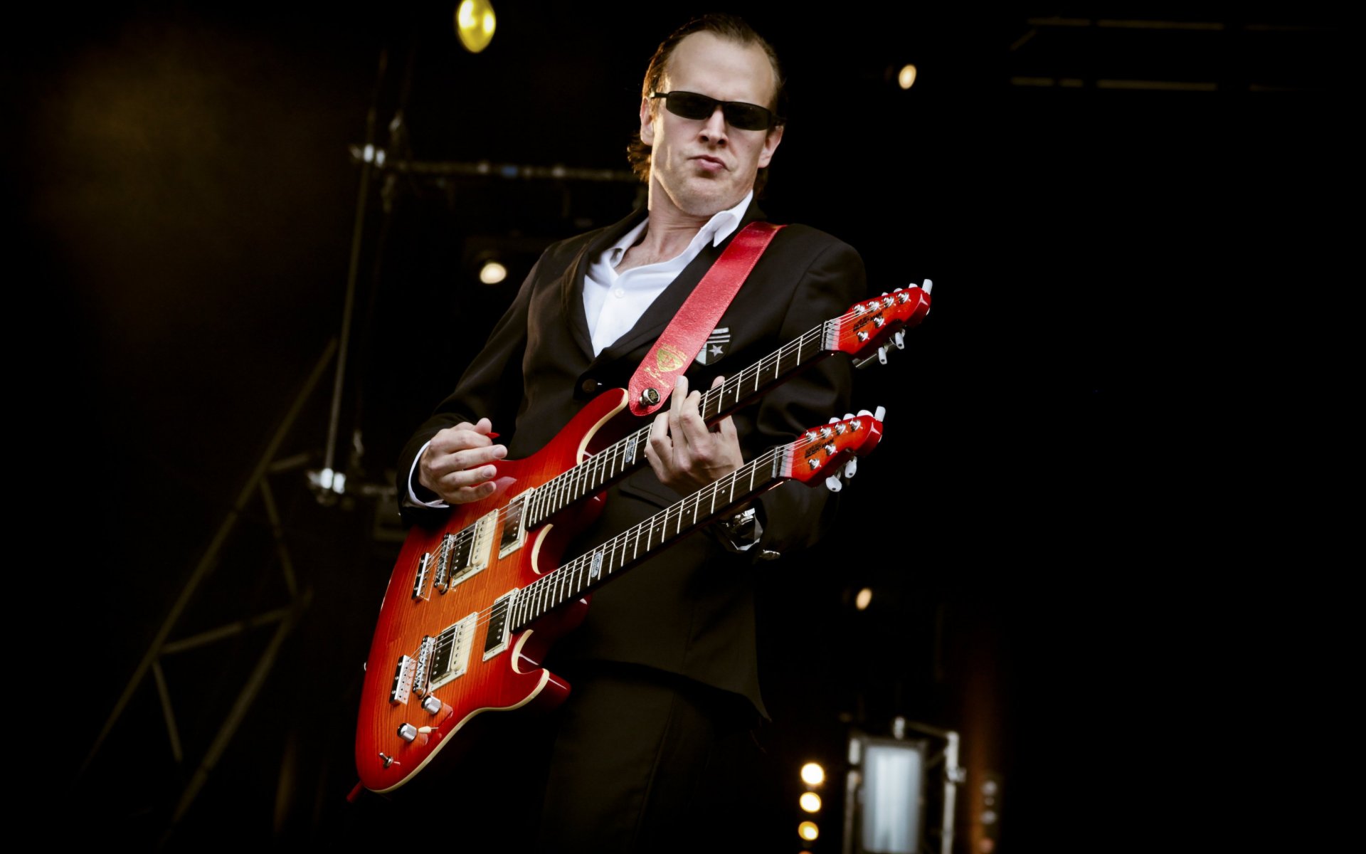 Joe Bonamassa playing a double-neck guitar on stage HD Wallpaper