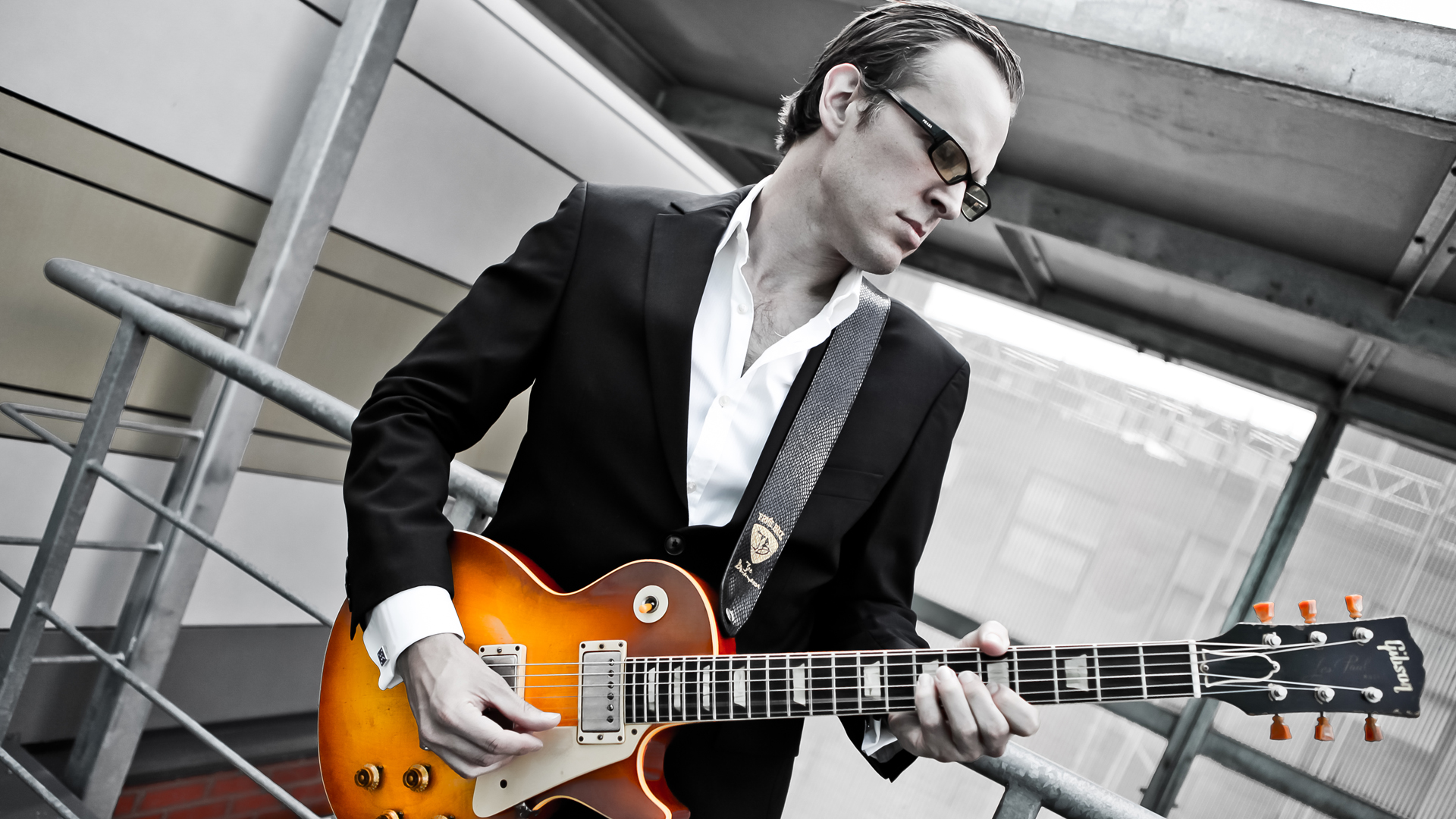 Joe Bonamassa playing a Gibson Les Paul guitar HD Wallpaper