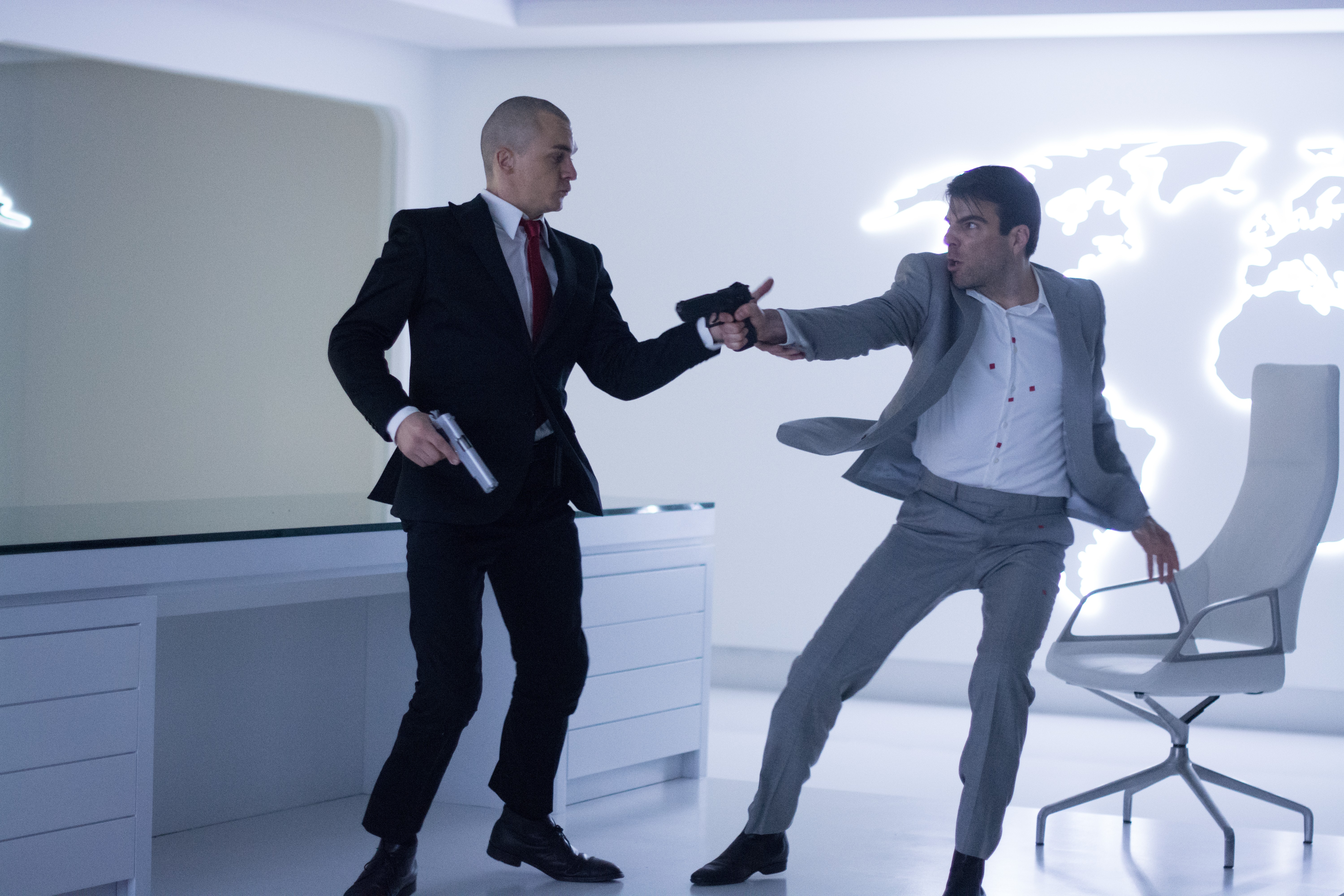 Agent 47 from Hitman holding a pistol HD Wallpaper