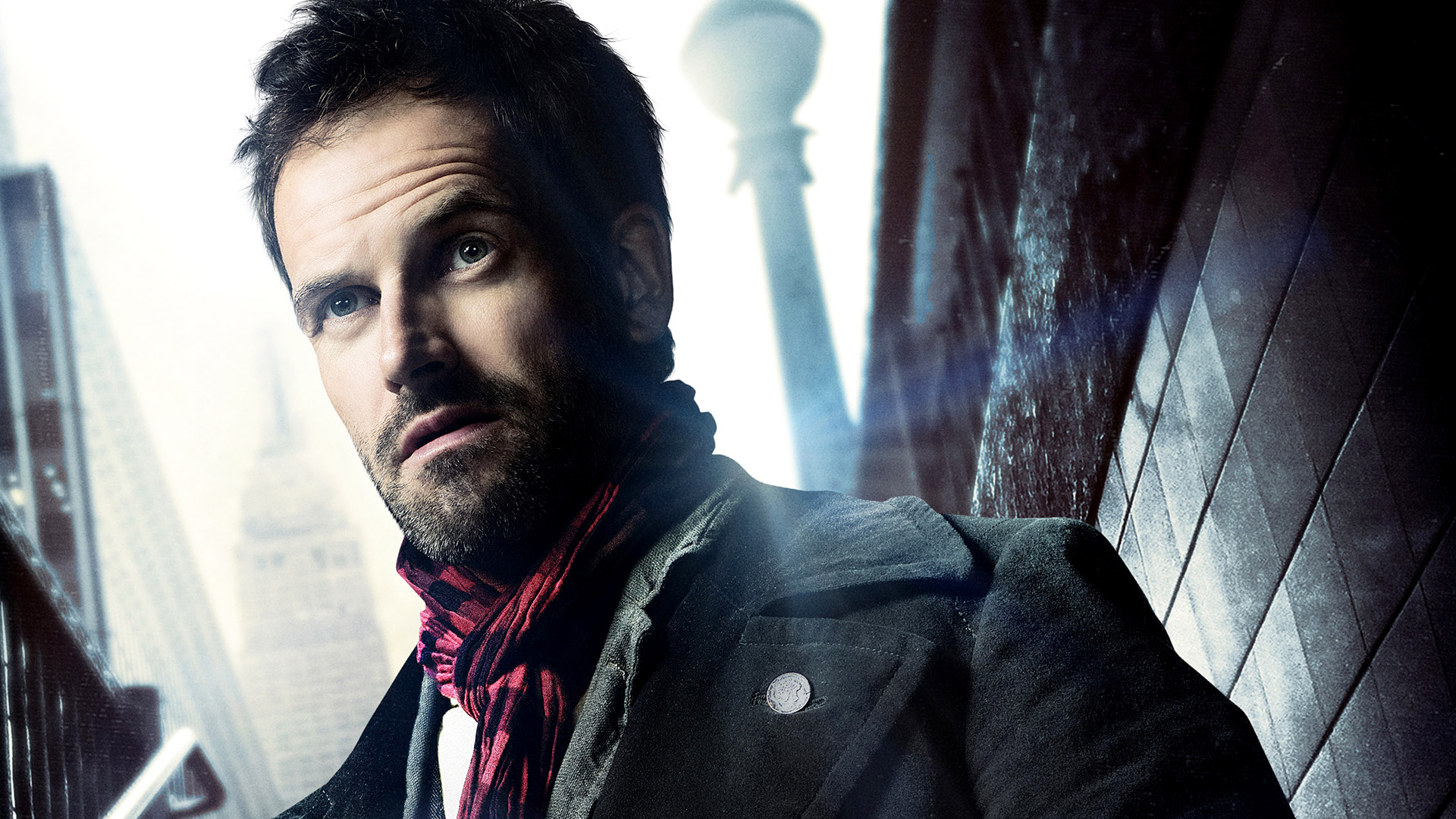 Jonny Lee Miller in a city setting HD Wallpaper