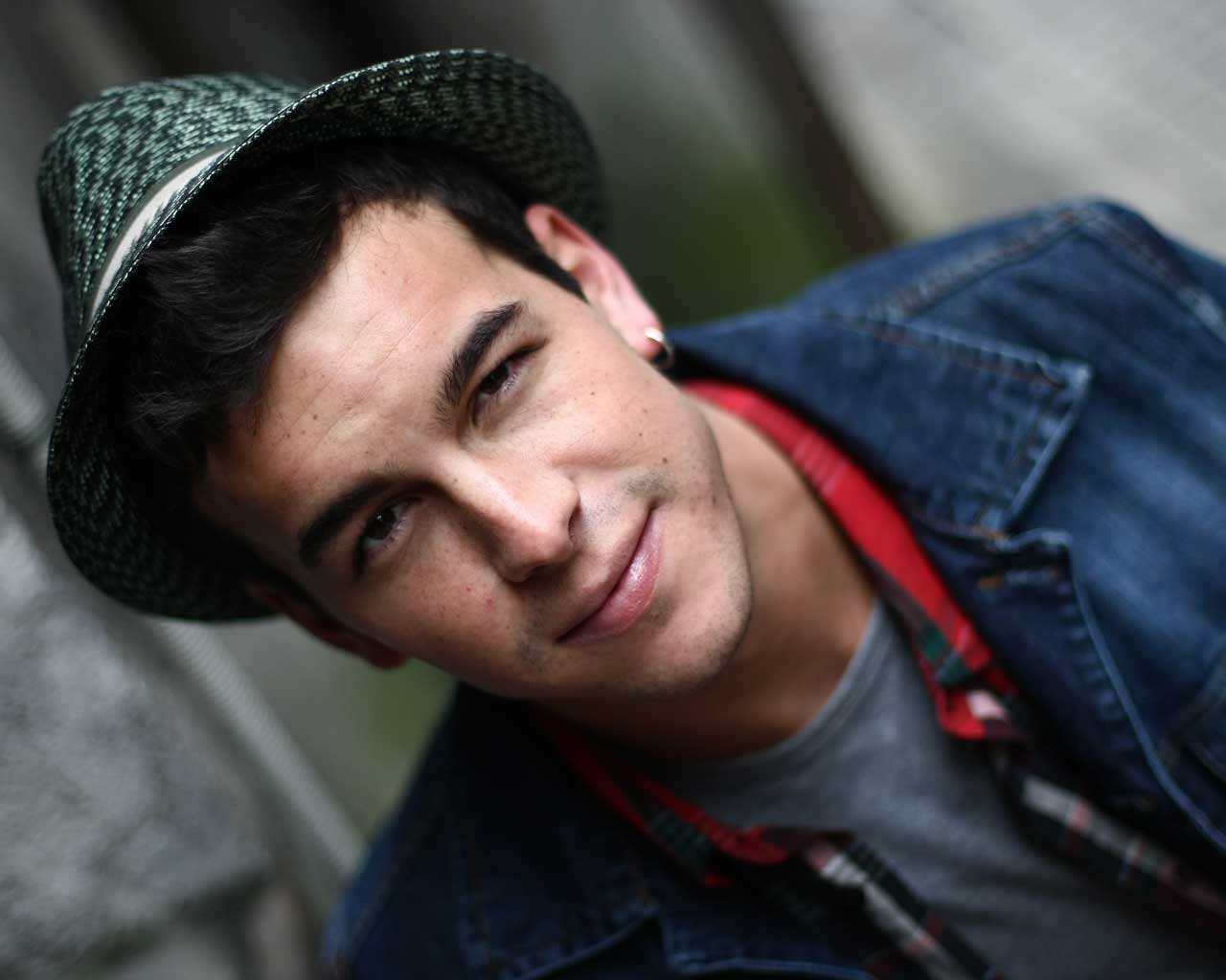 Mario Casas wearing a hat and denim jacket HD Wallpaper