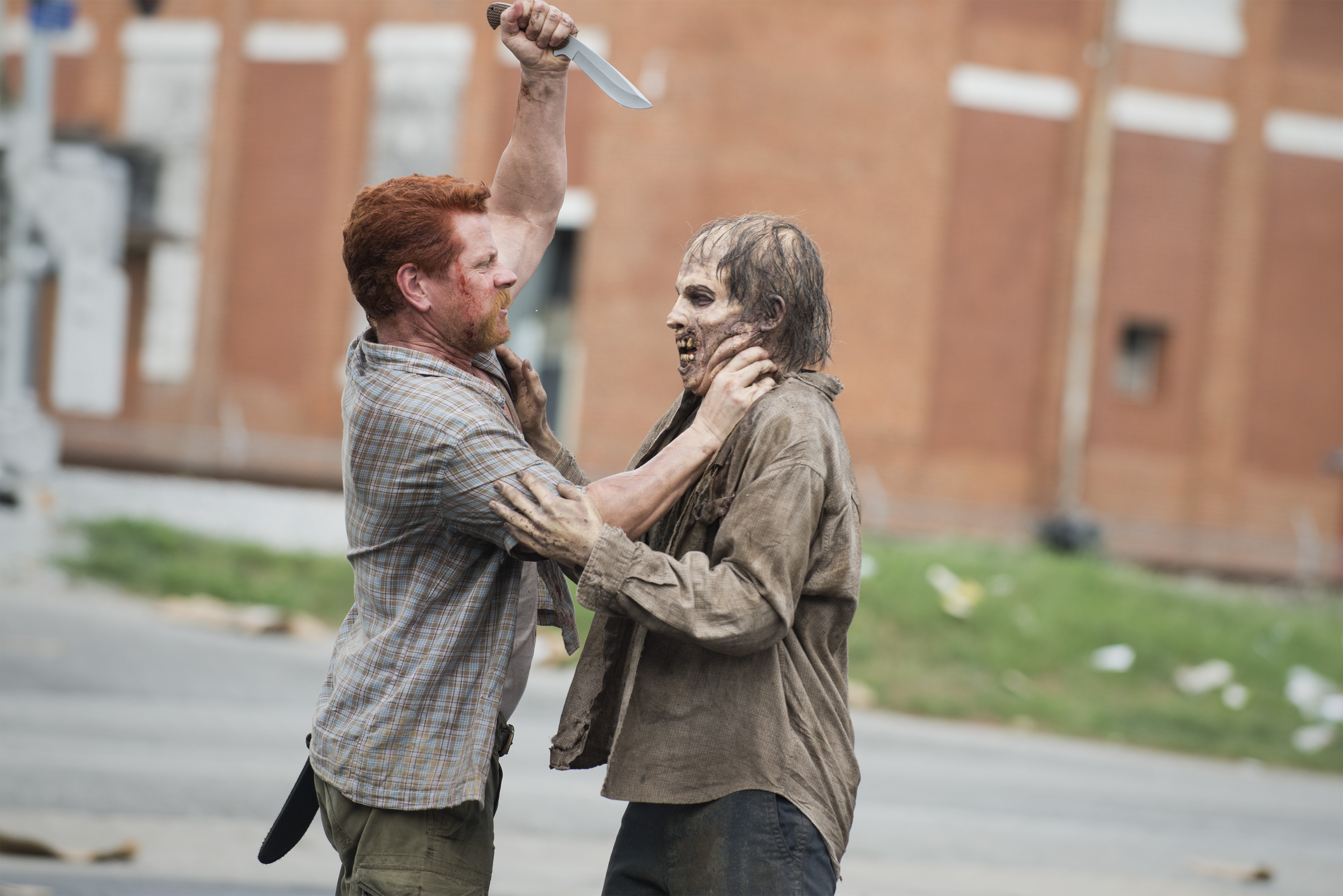 Michael Cudlitz fighting a zombie HD Wallpaper