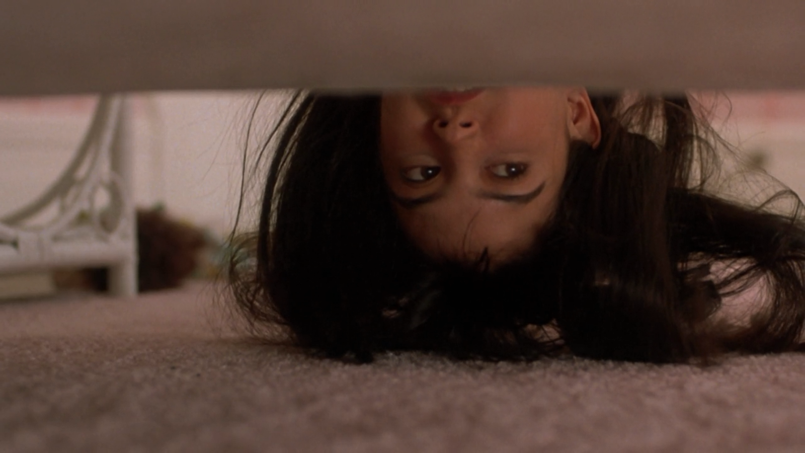 Phoebe Cates looking under a bed HD Wallpaper