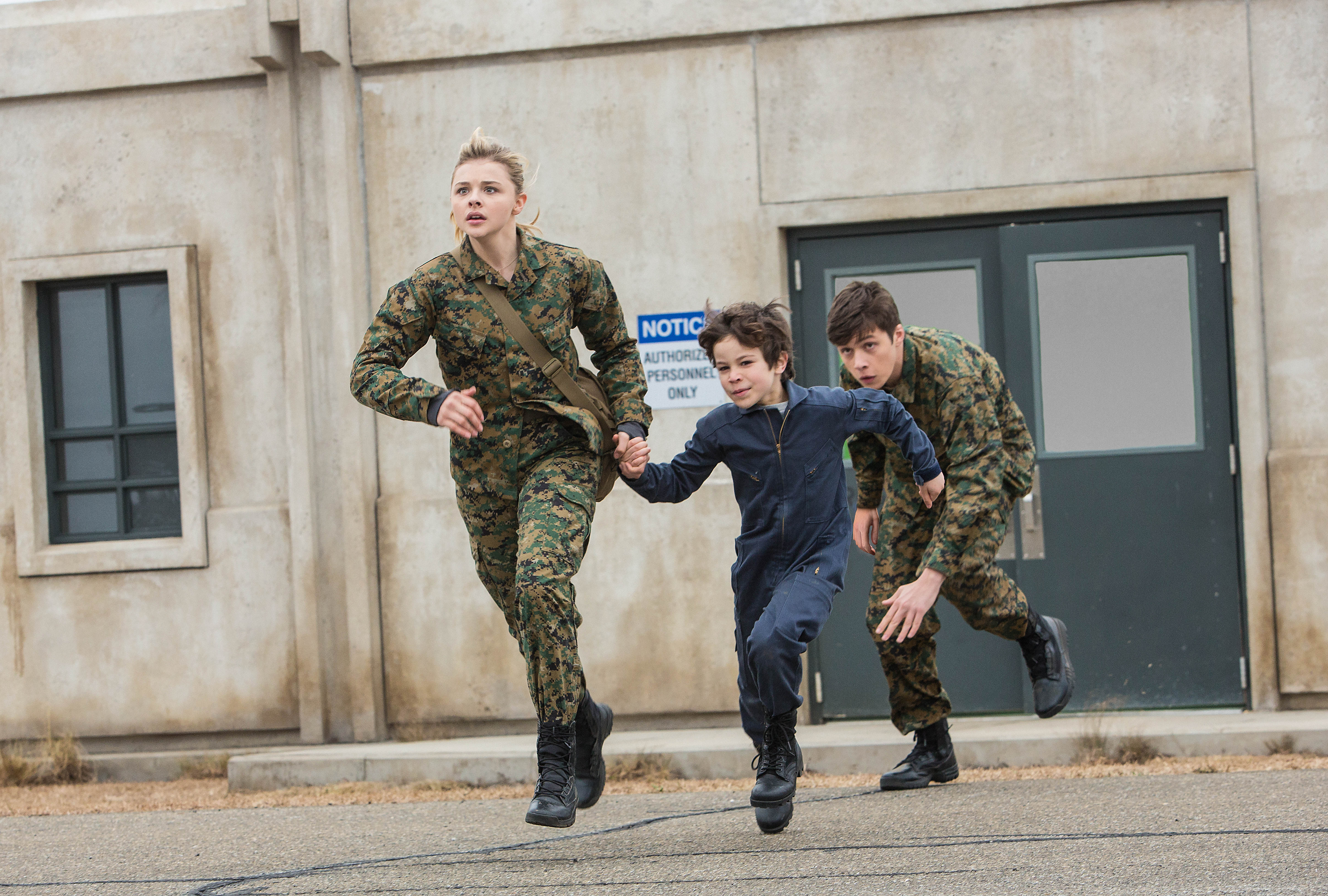 The 5th Wave: Cassie, Evan, and Ringer running HD Wallpaper