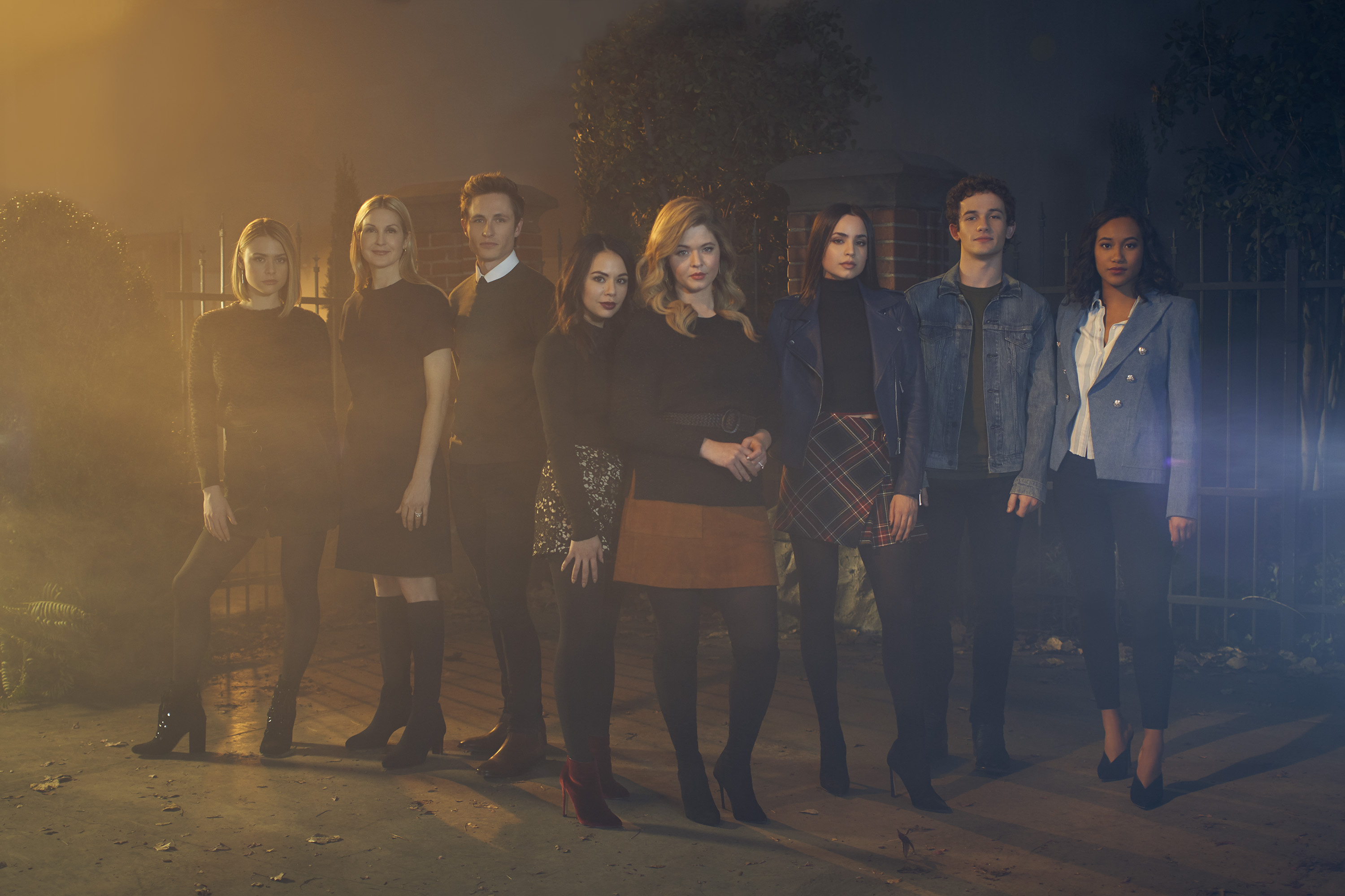 Sasha Pieterse and cast from Pretty Little Liars HD Wallpaper